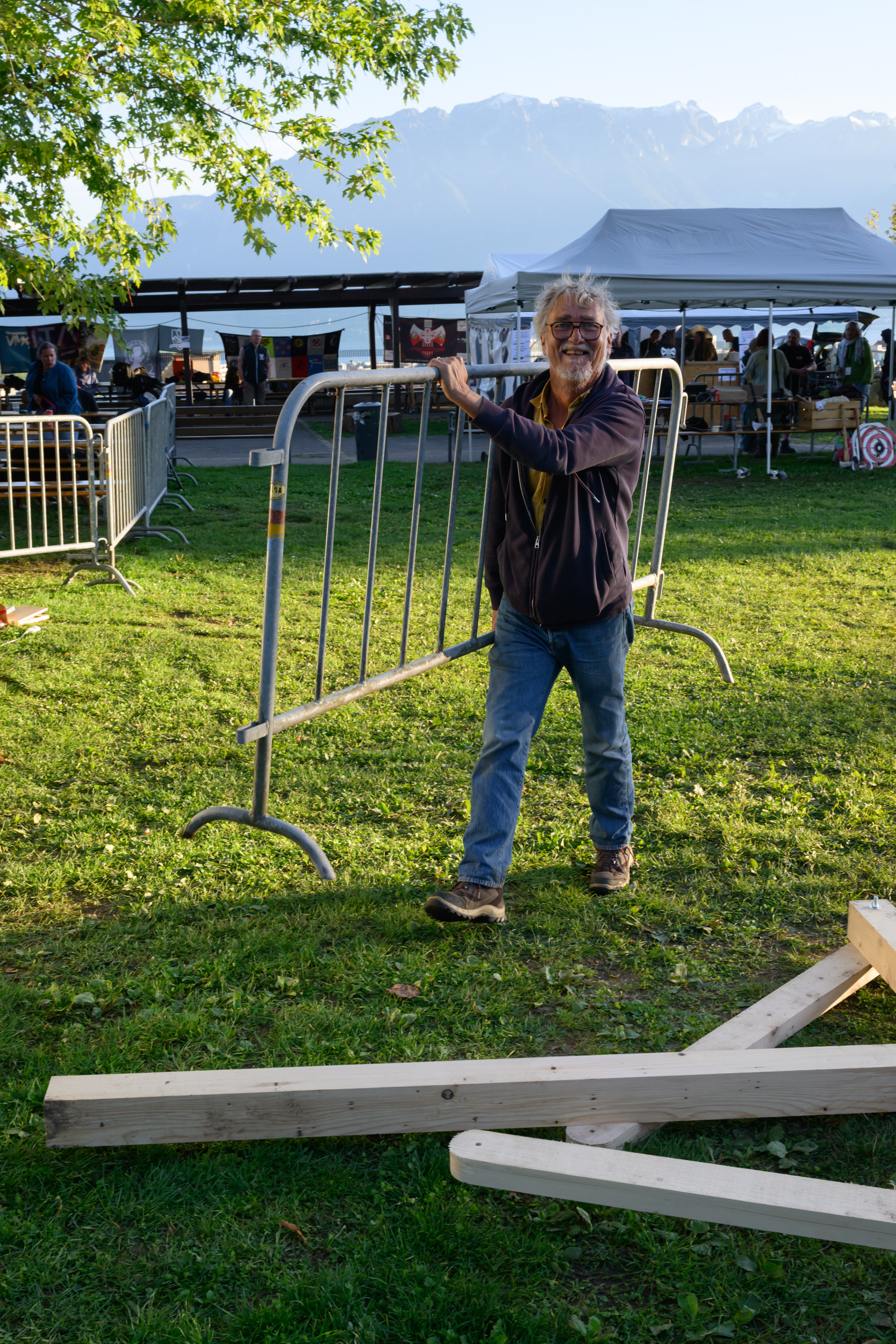 Bénévole transportant une barrière