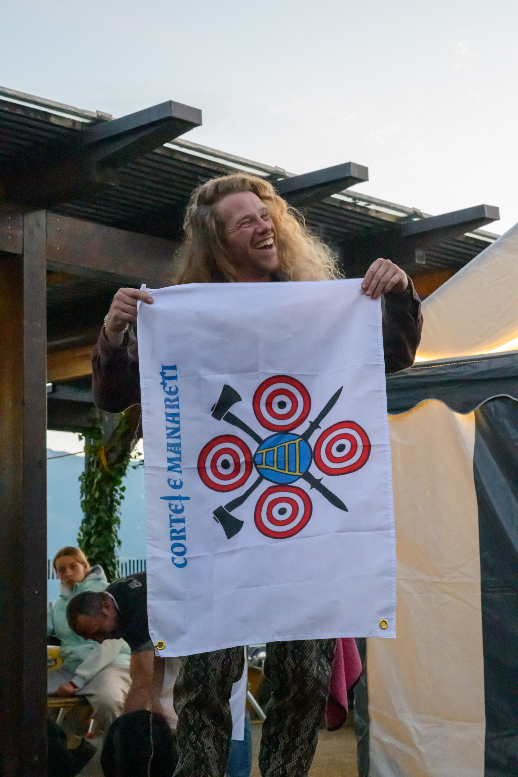 Lanceur avec drapeau Cortel e Manhrem
