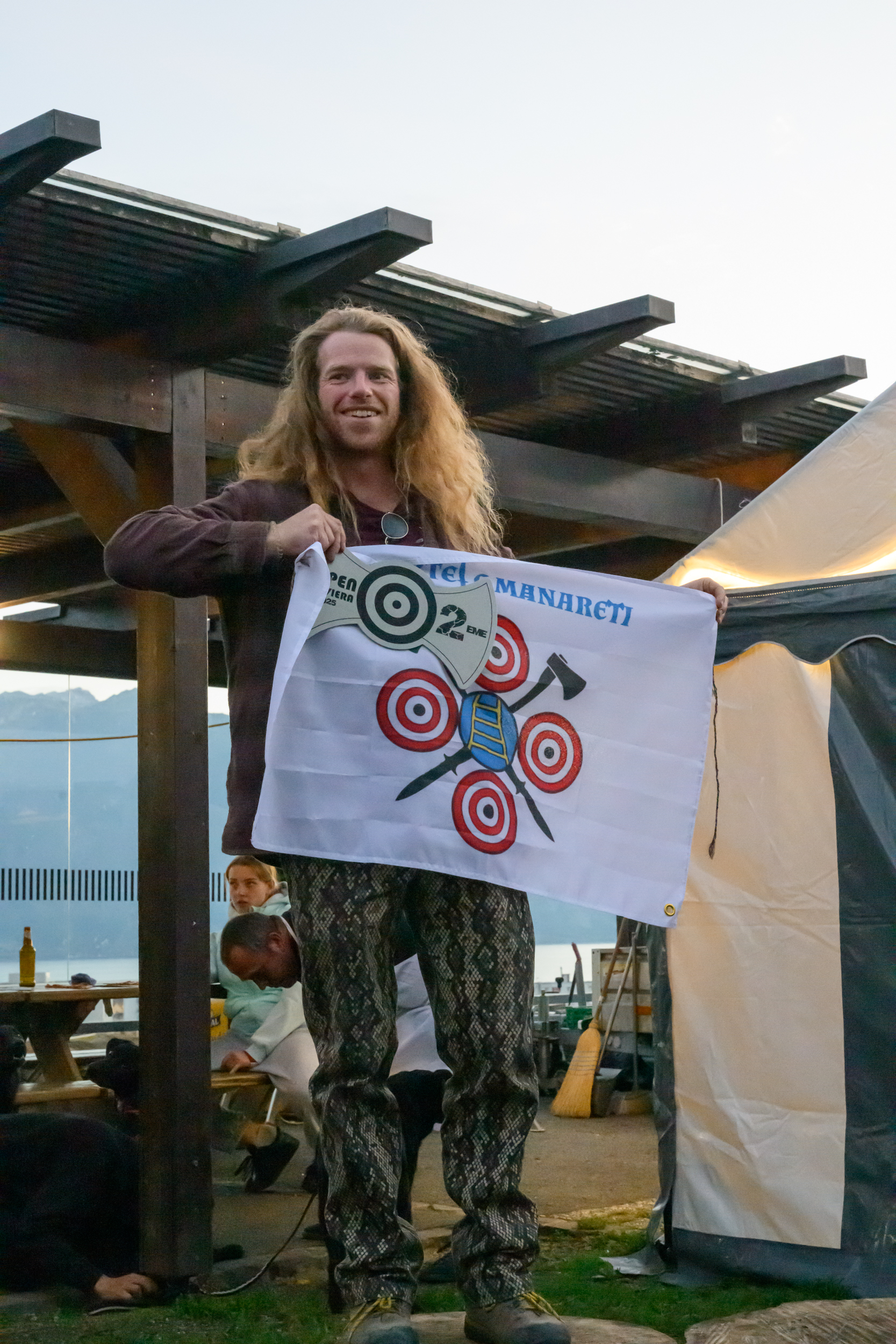 Lanceur avec drapeau Manareti