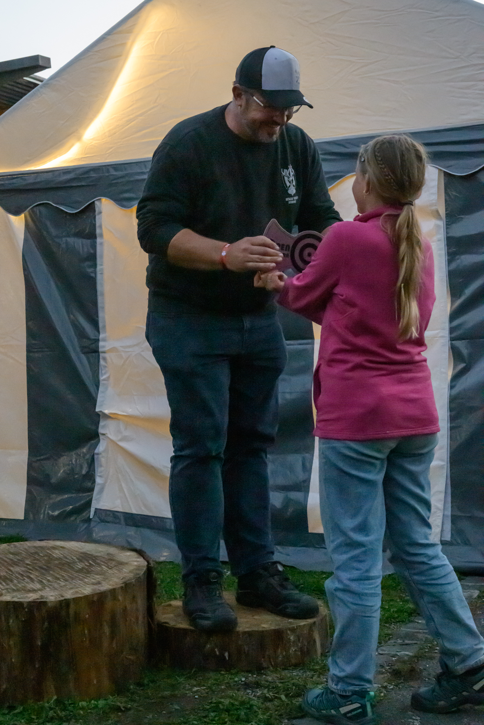 Remise de trophée à une jeune lanceuse