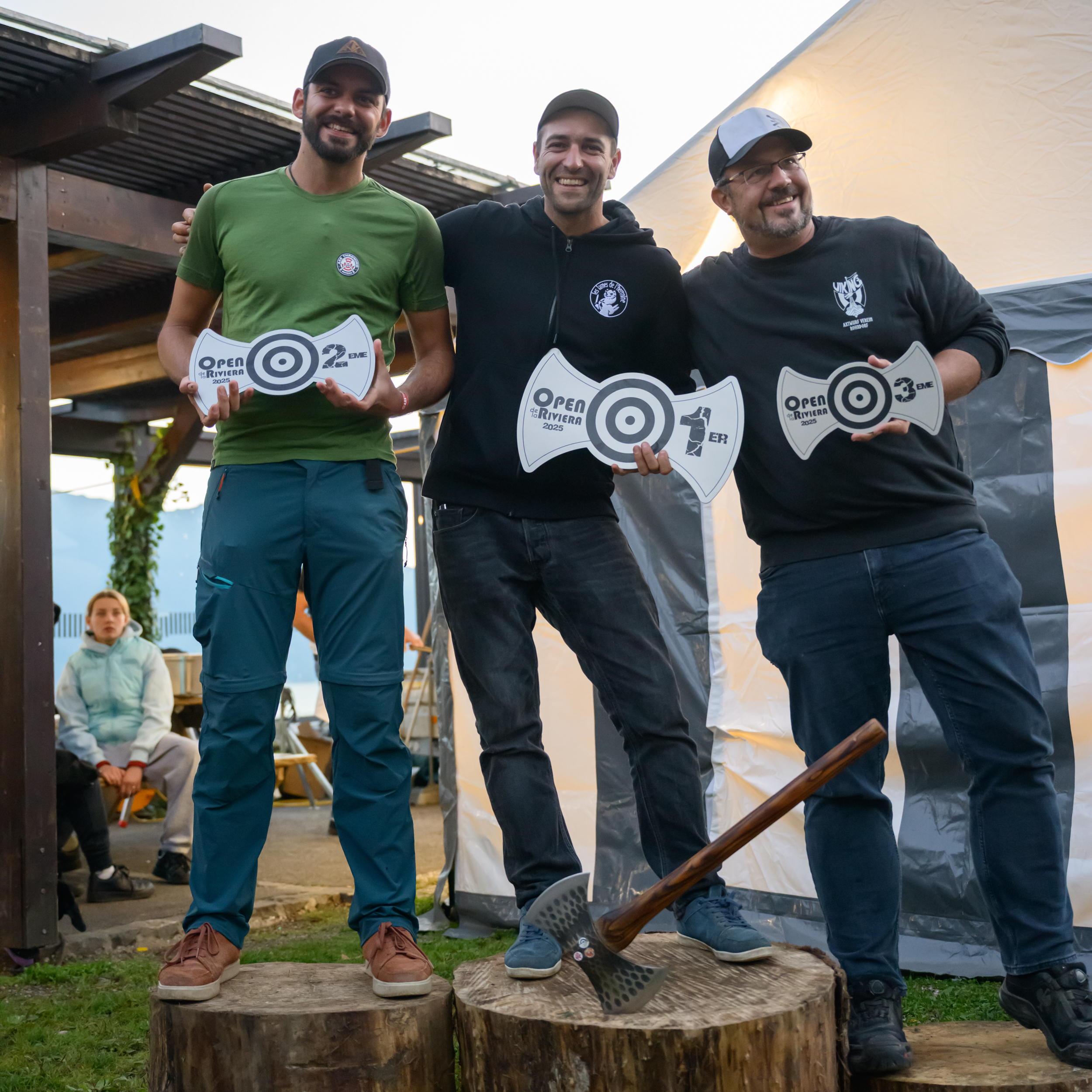 Podium masculin avec trophées en forme de hache