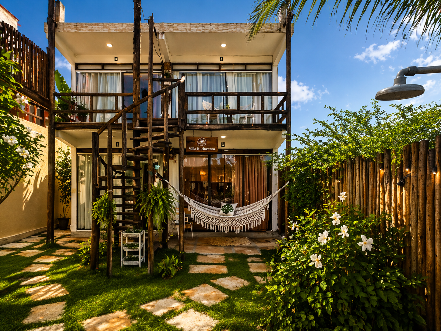 Exterior da villa com rede e escada