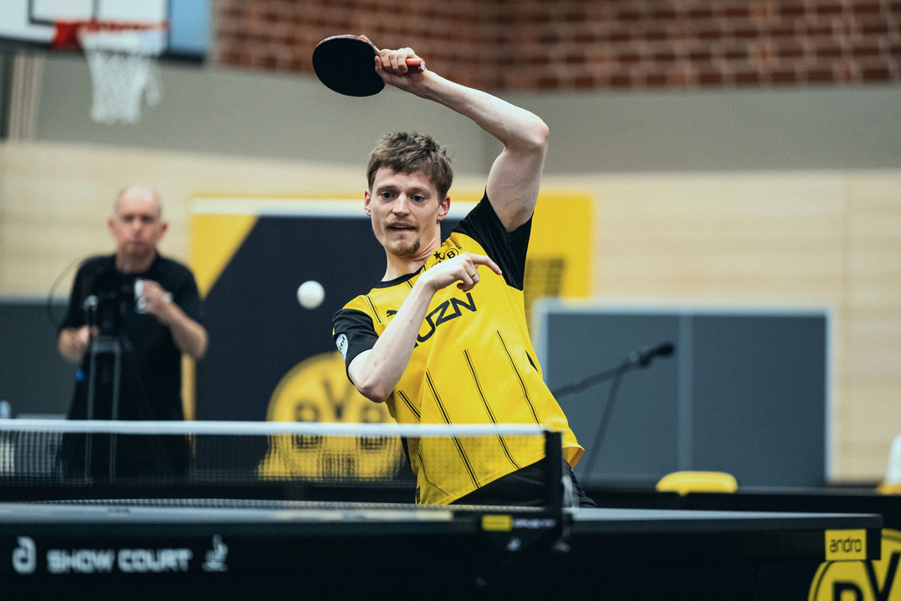 A BVB Tischtennis player in black and yellow BVB kit playing a forehand against FC Saarbrücken