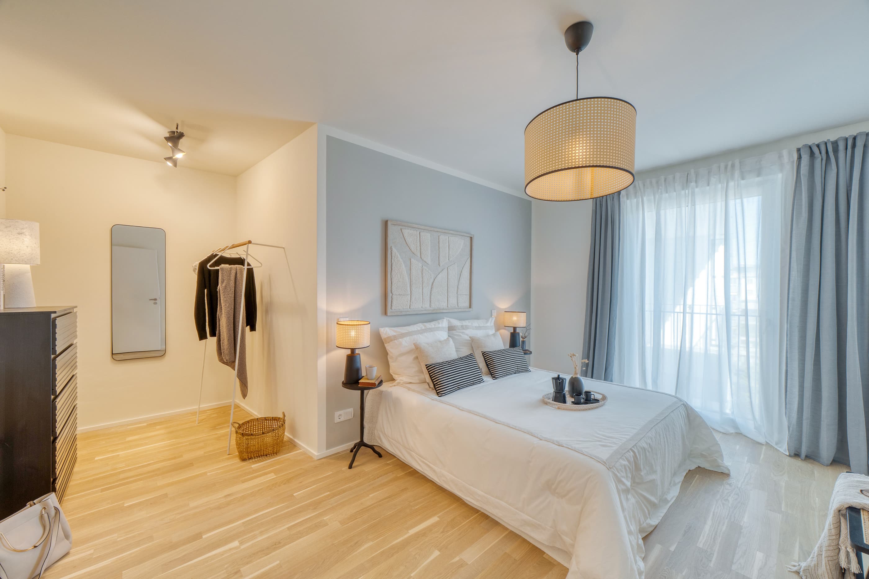 Gemuetliches Schlafzimmer mit Ankleidebereich