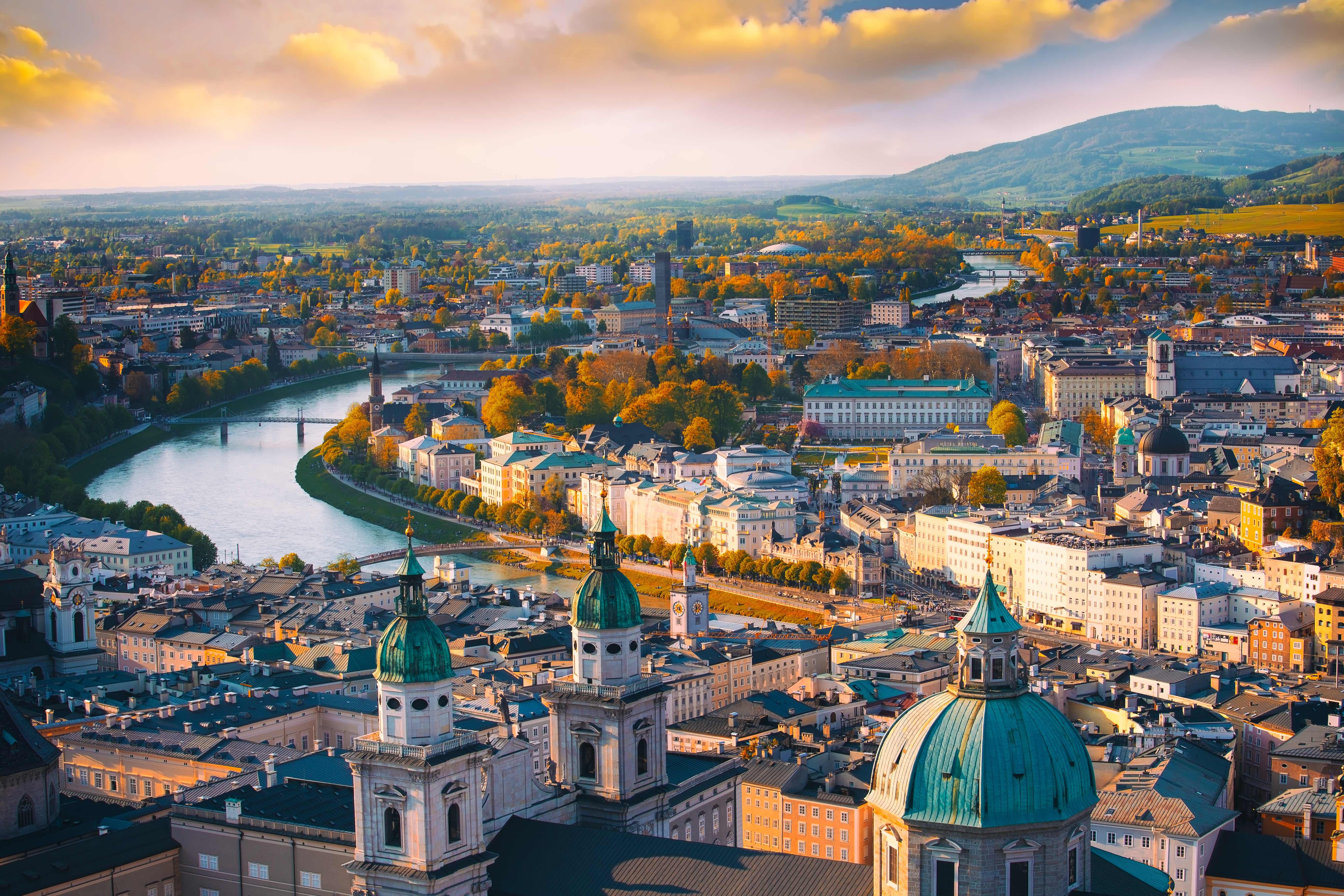 Salzburg Luftaufnahme – Österreichische Schönheit bei Sonnenuntergang