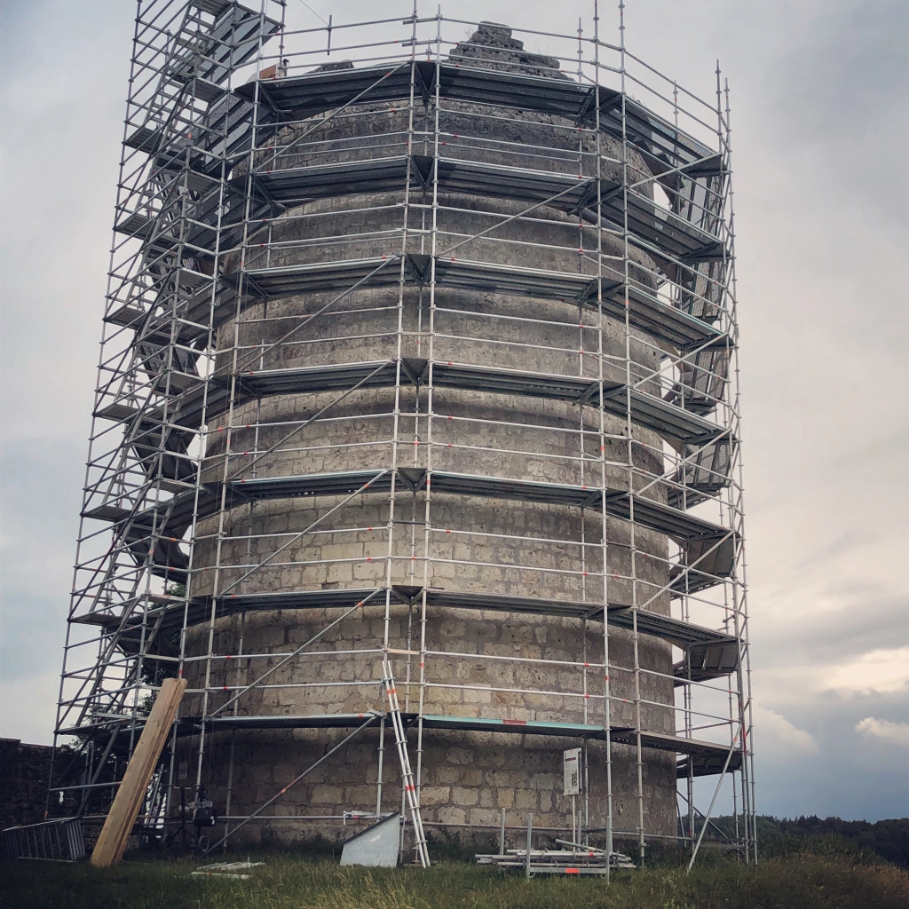 Rundgerüst am Bergfried Kallmünz zur Sanierung — K&K Spezialgerüstbau, Sondergerüst Rundgerüst Denkmalschutz