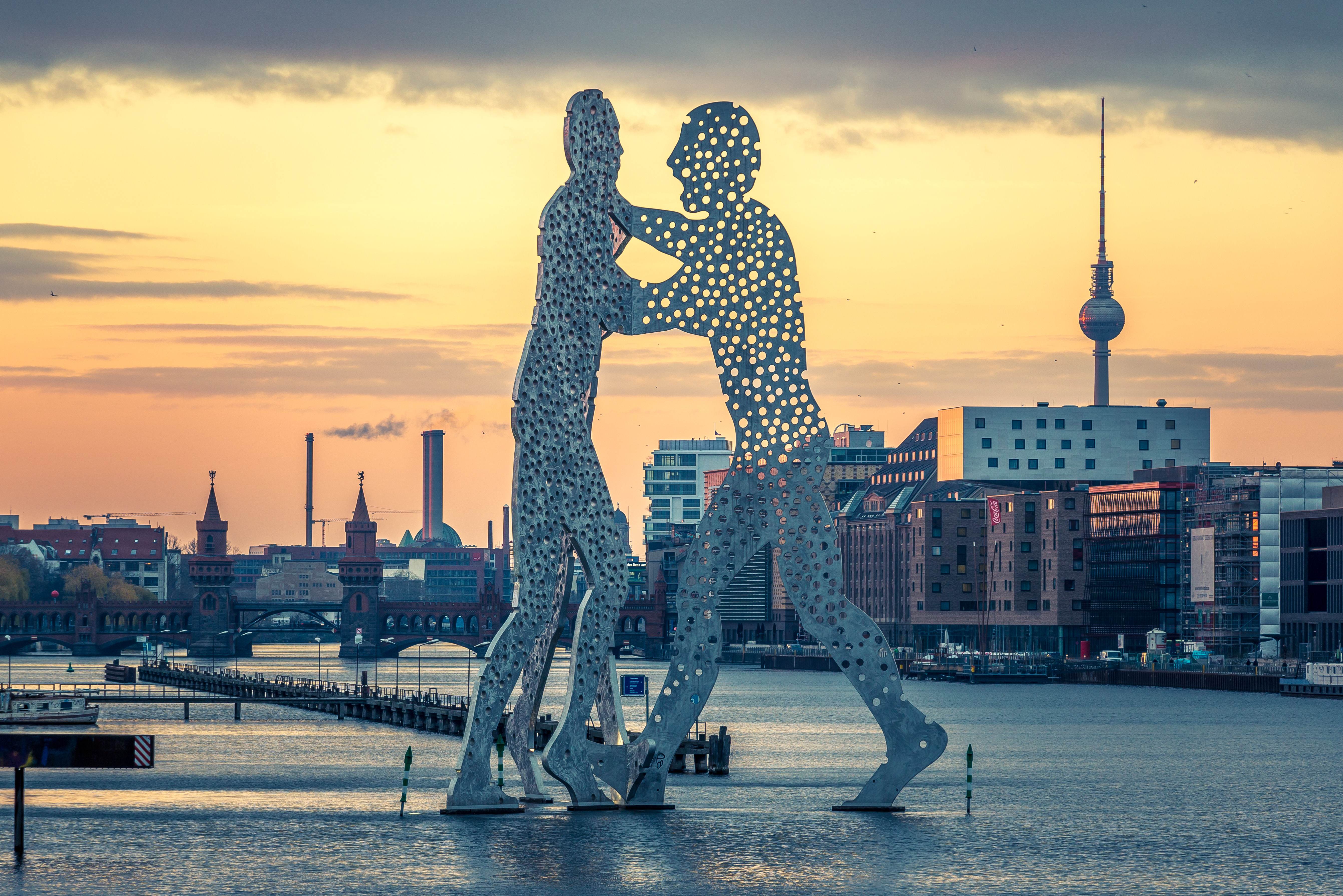 Molecule Man Skulptur an der Spree bei Sonnenuntergang – Berlin-Treptow