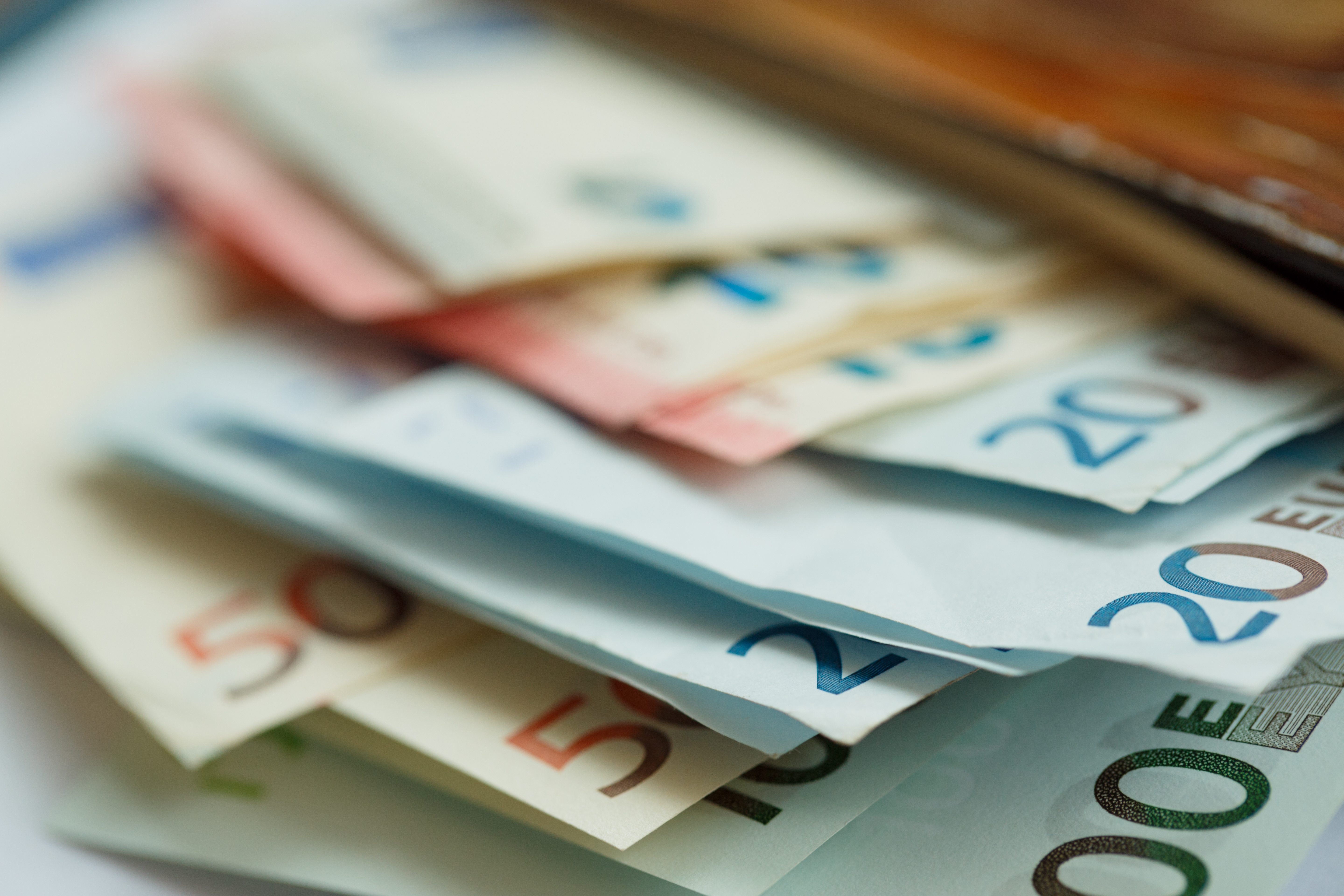 Braune Brieftasche mit Euro-Geldscheinen