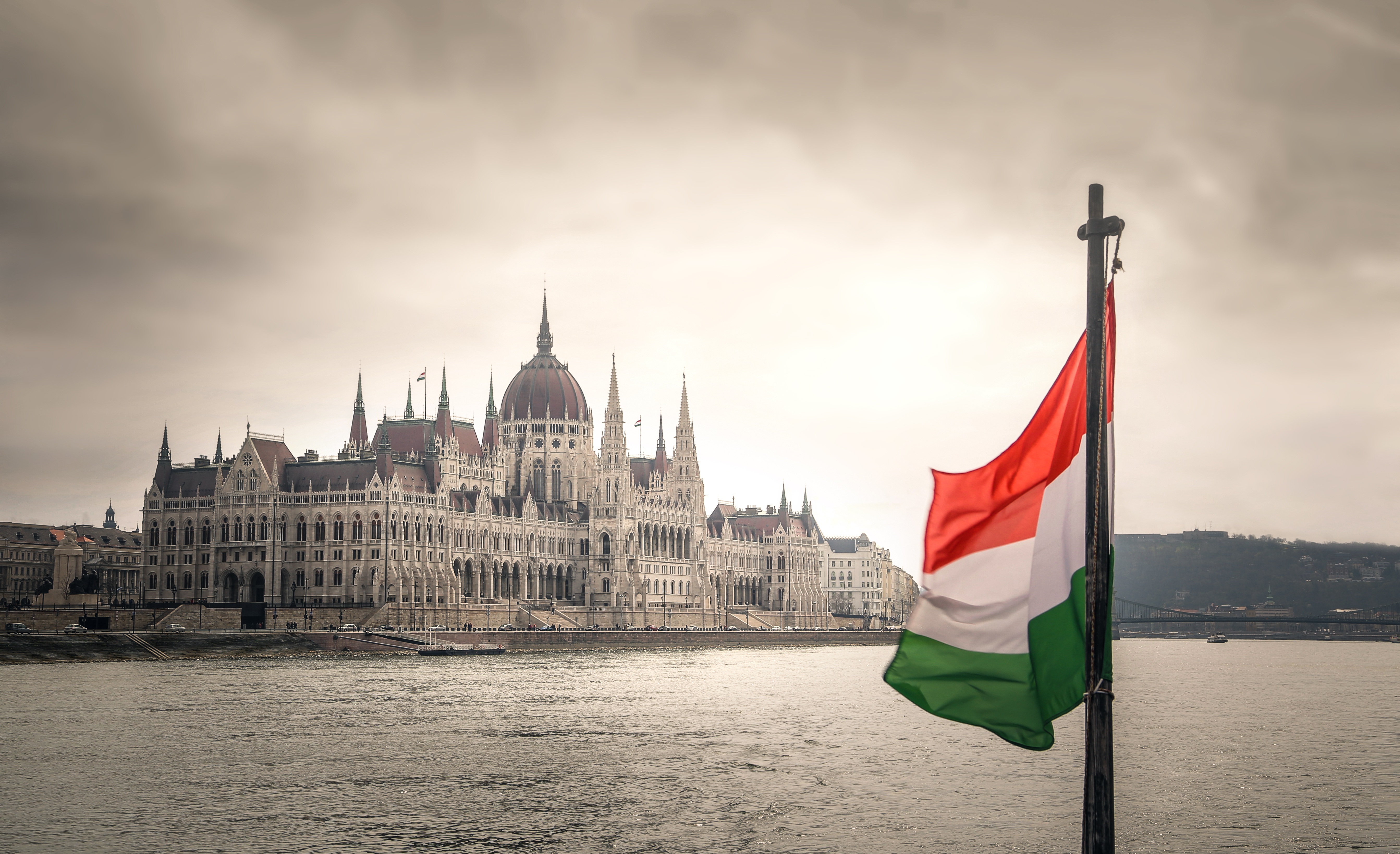 Budapest Parlament mit ungarischer Flagge
