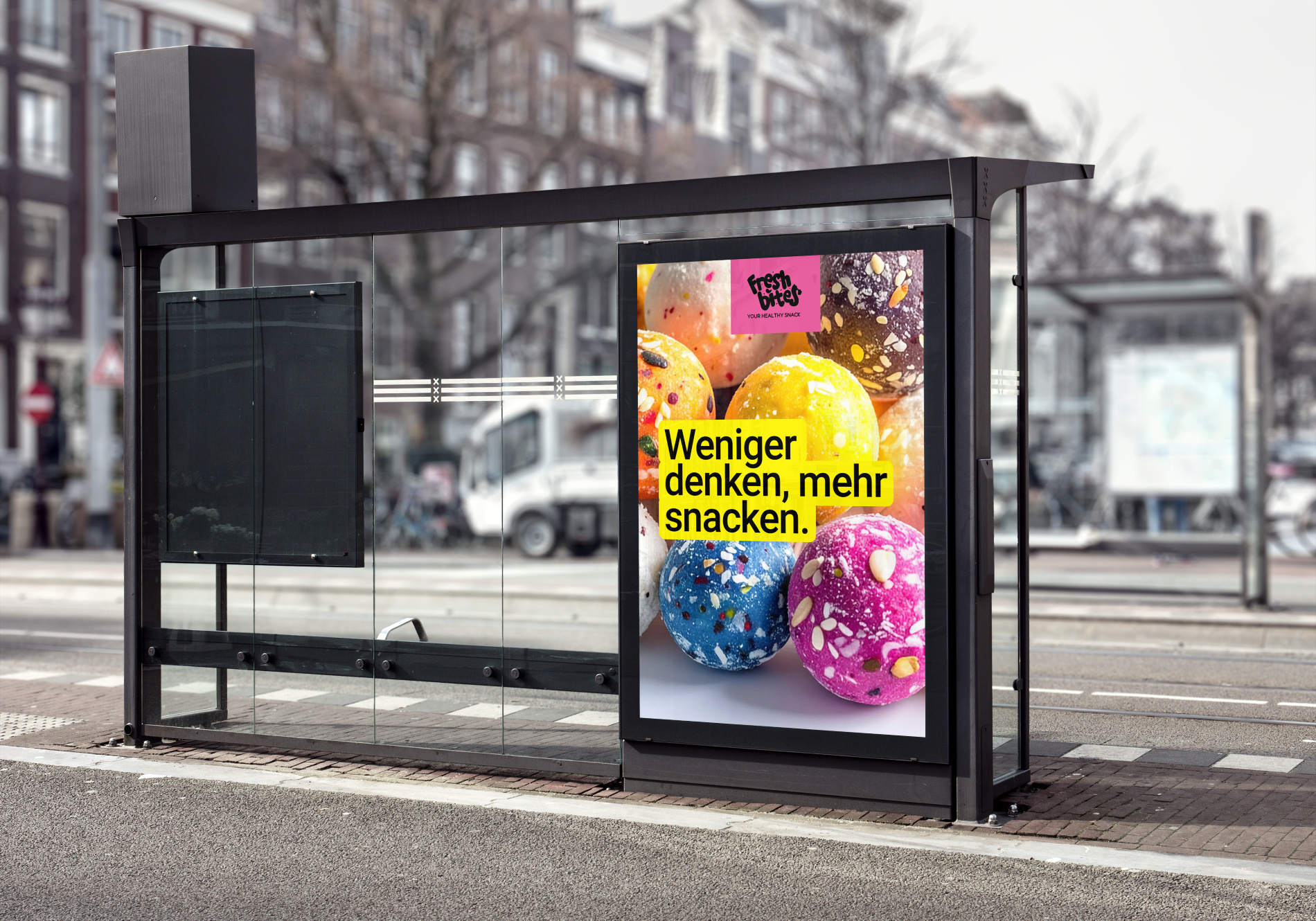 Fresh Bites Snackkampagne auf einer digitalen Anzeige an einer Haltestelle