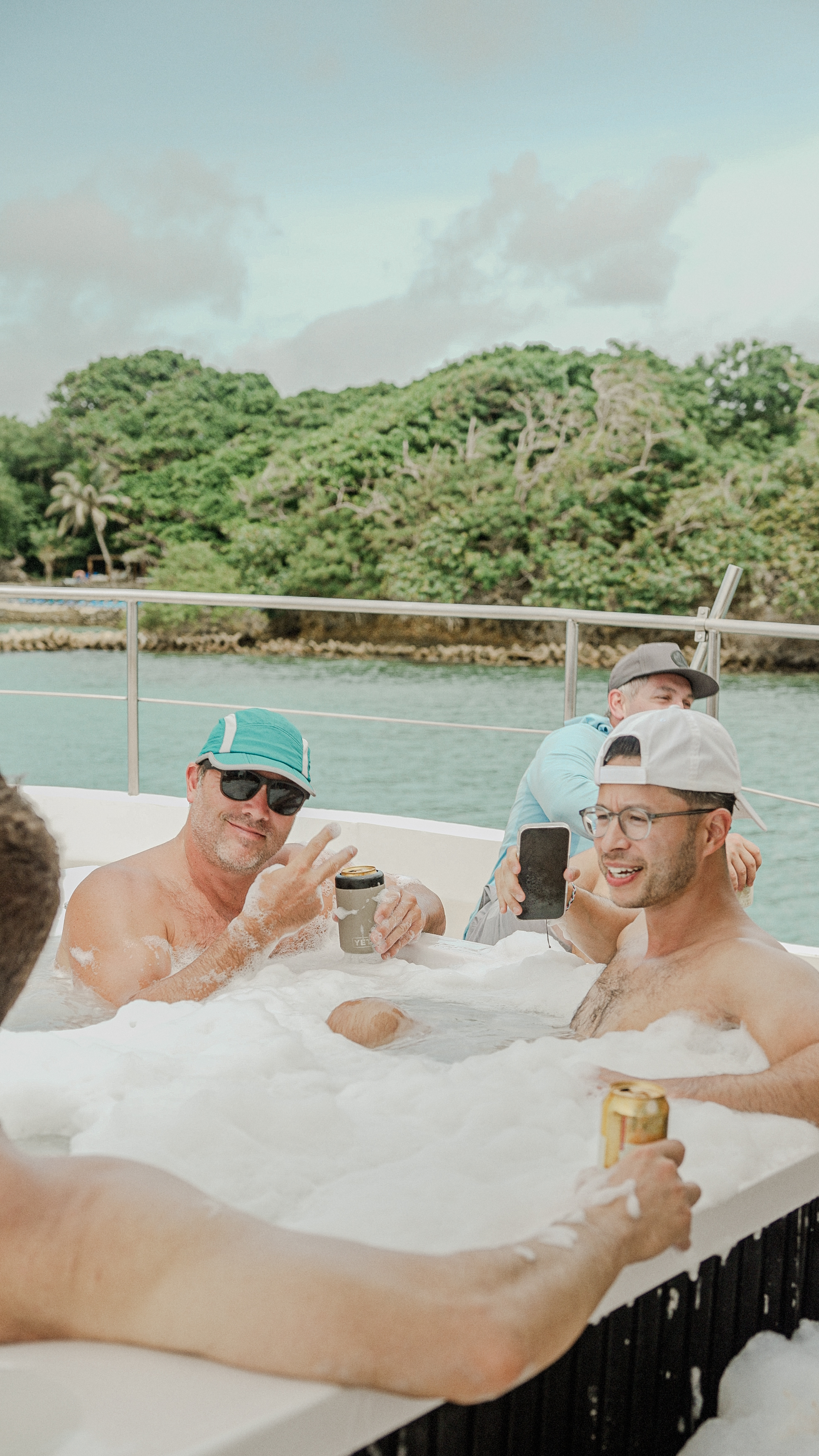 Amigos disfrutando el jacuzzi con espuma durante la navegación