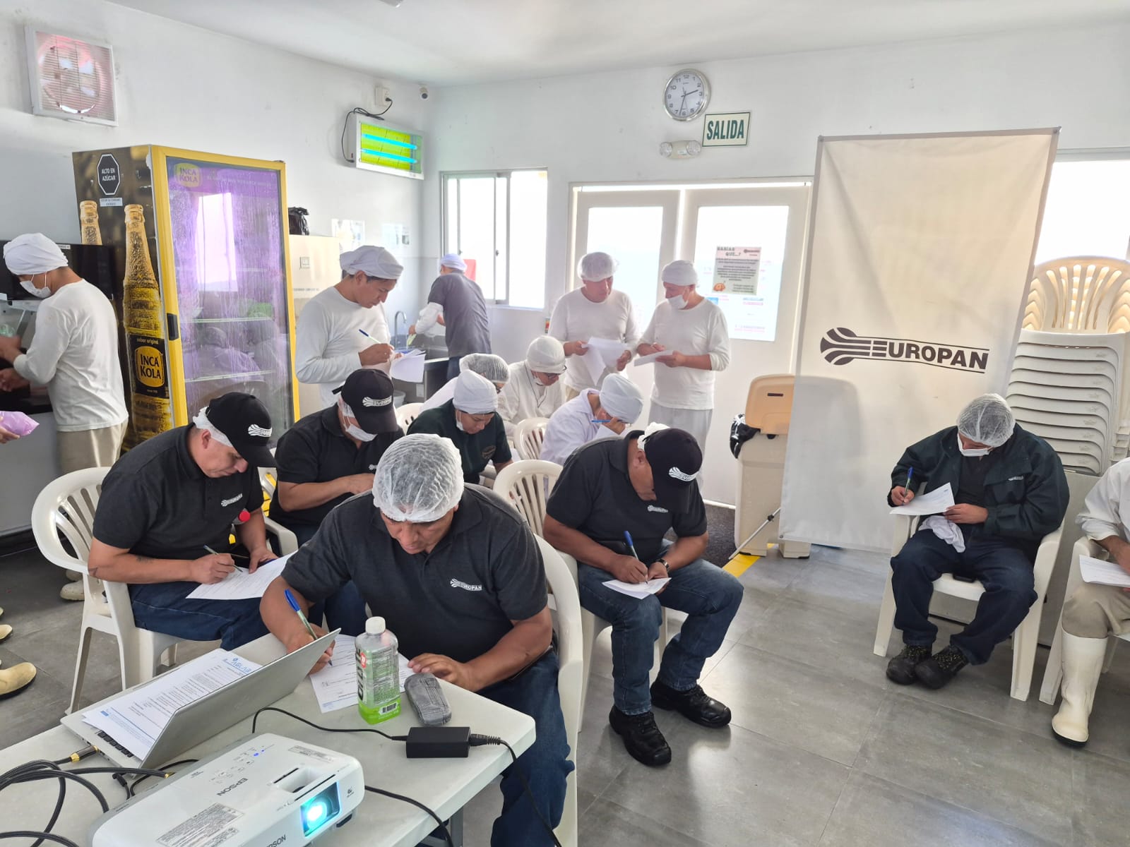Operarios participando en capacitación técnica de AGLAB