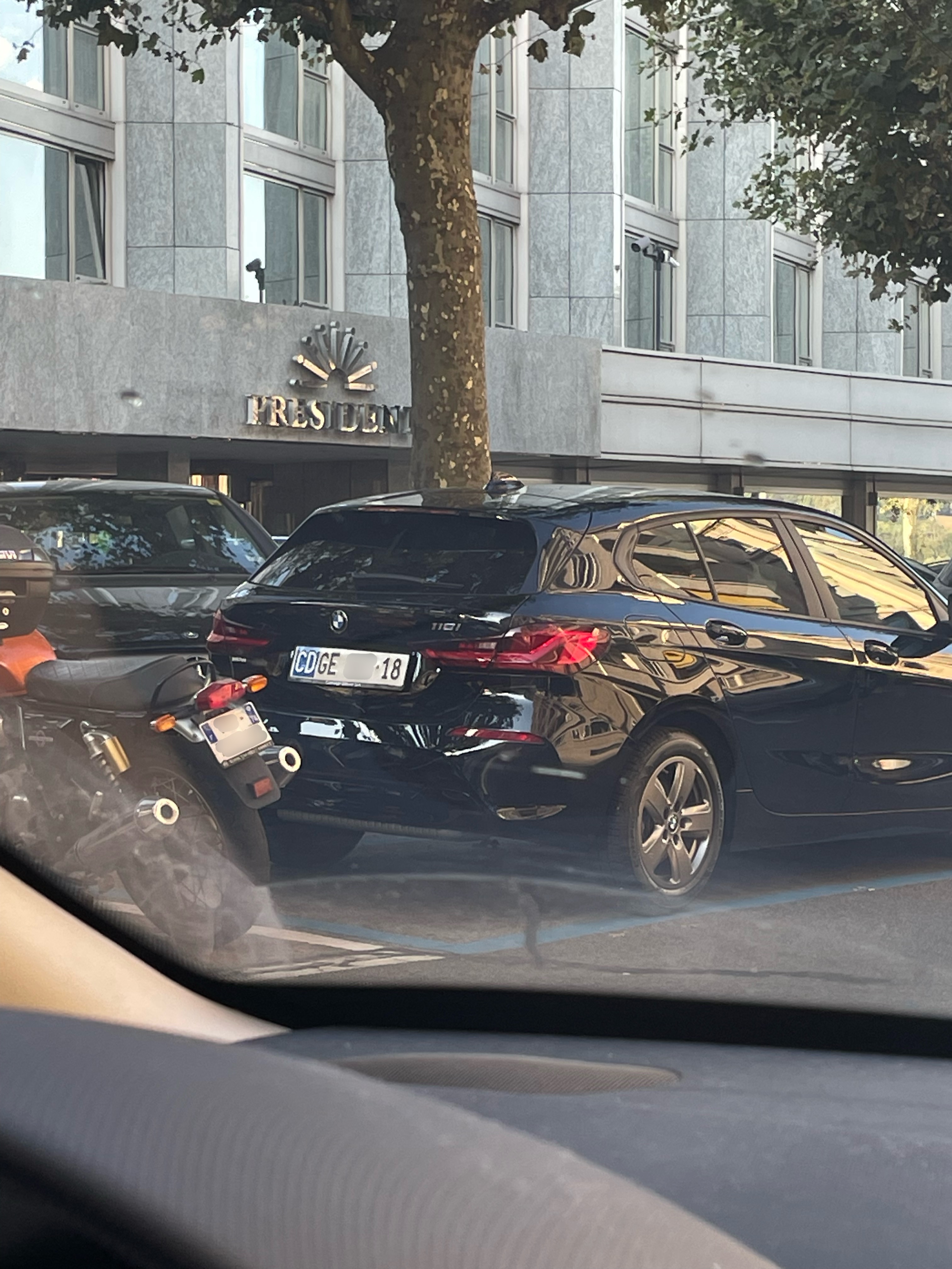 Plaque CD GE • 18 — Égypte, corps diplomatique, Hôtel Président Genève Plaque diplomatique suisse CD GE 18 sur une BMW noire devant l'Hôtel Président à Genève — code 18 correspondant à l'Égypte, canton GE (Genève)