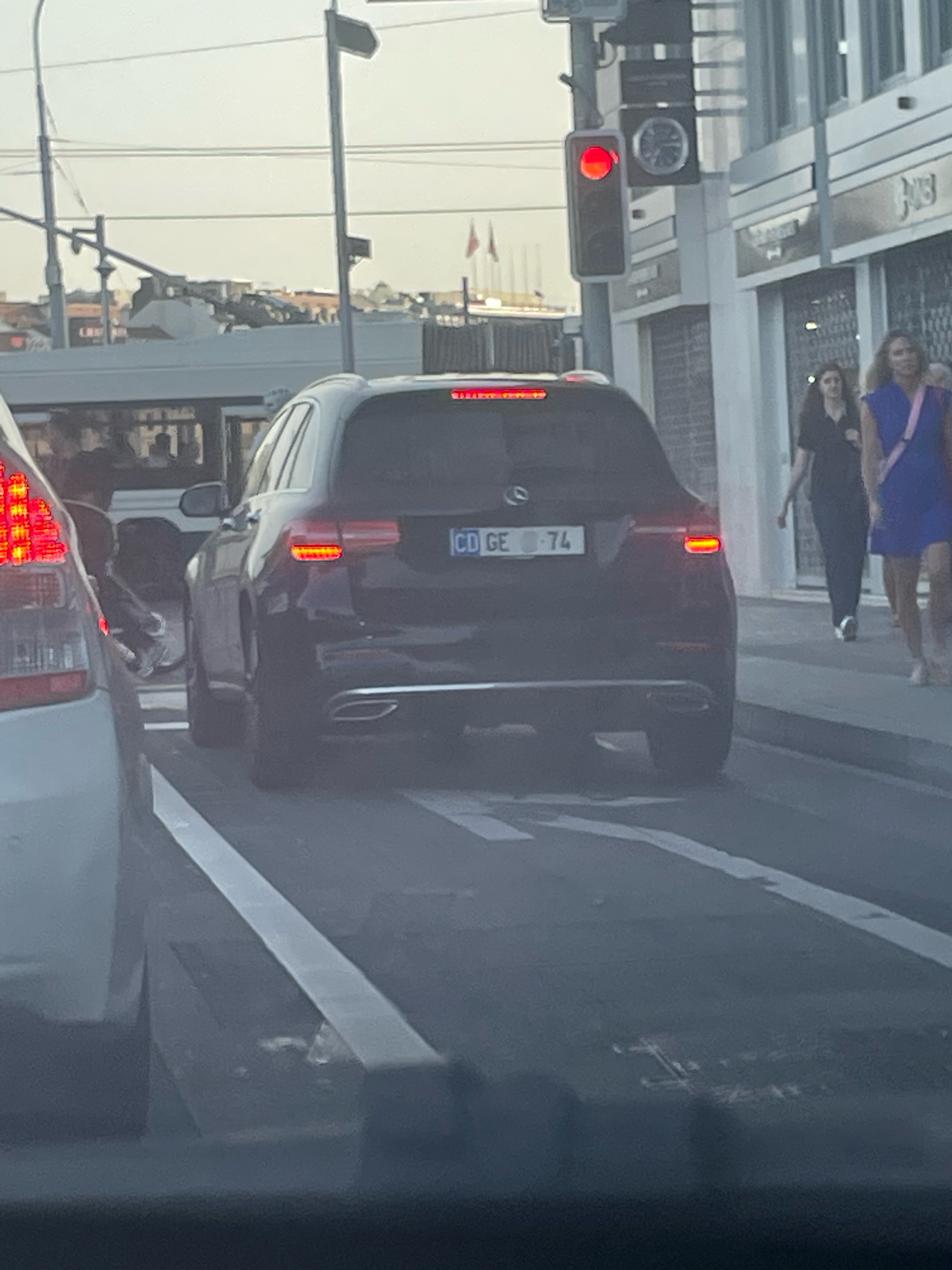 Plaque CD GE • 74 — Luxembourg, corps diplomatique, Genève Plaque diplomatique suisse CD GE 74 sur un Mercedes GLS noir en circulation à Genève au coucher du soleil — code 74 correspondant au Luxembourg, canton GE (Genève)