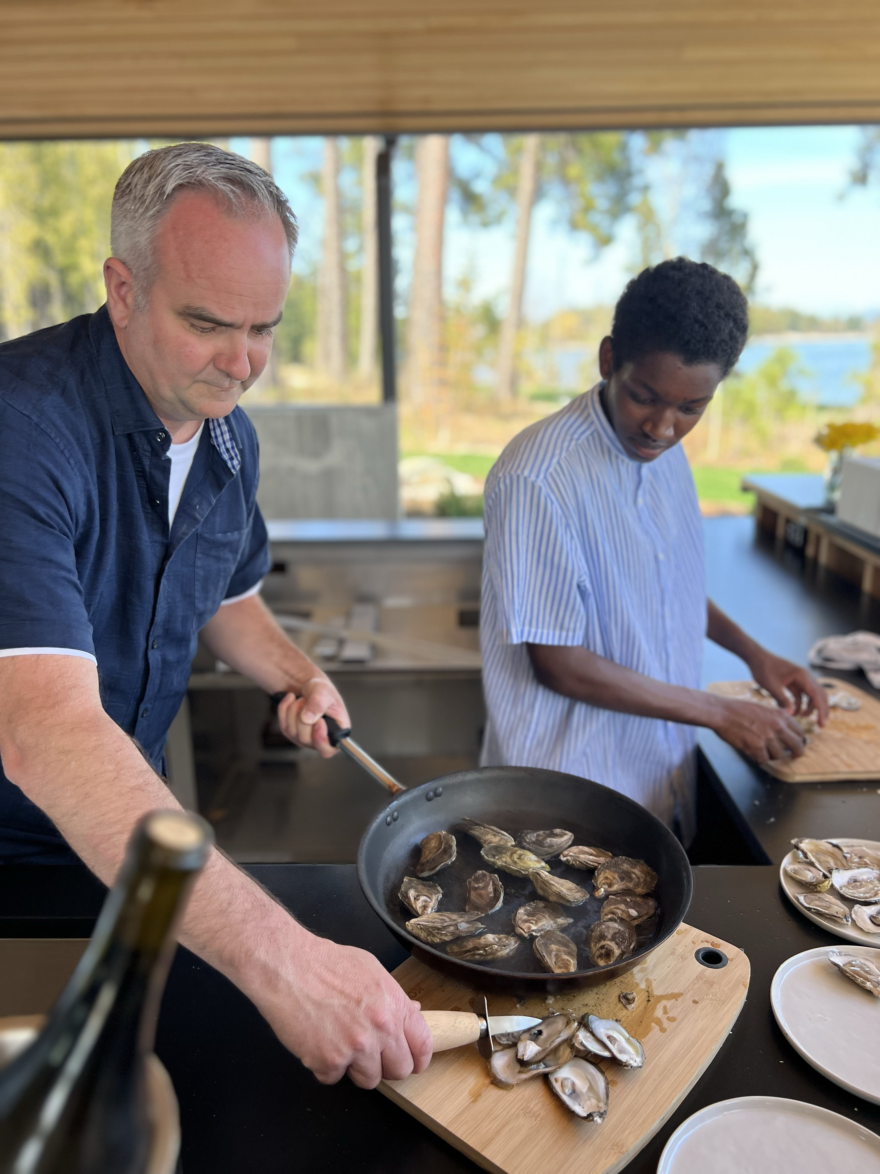Chef preparing fresh oysters