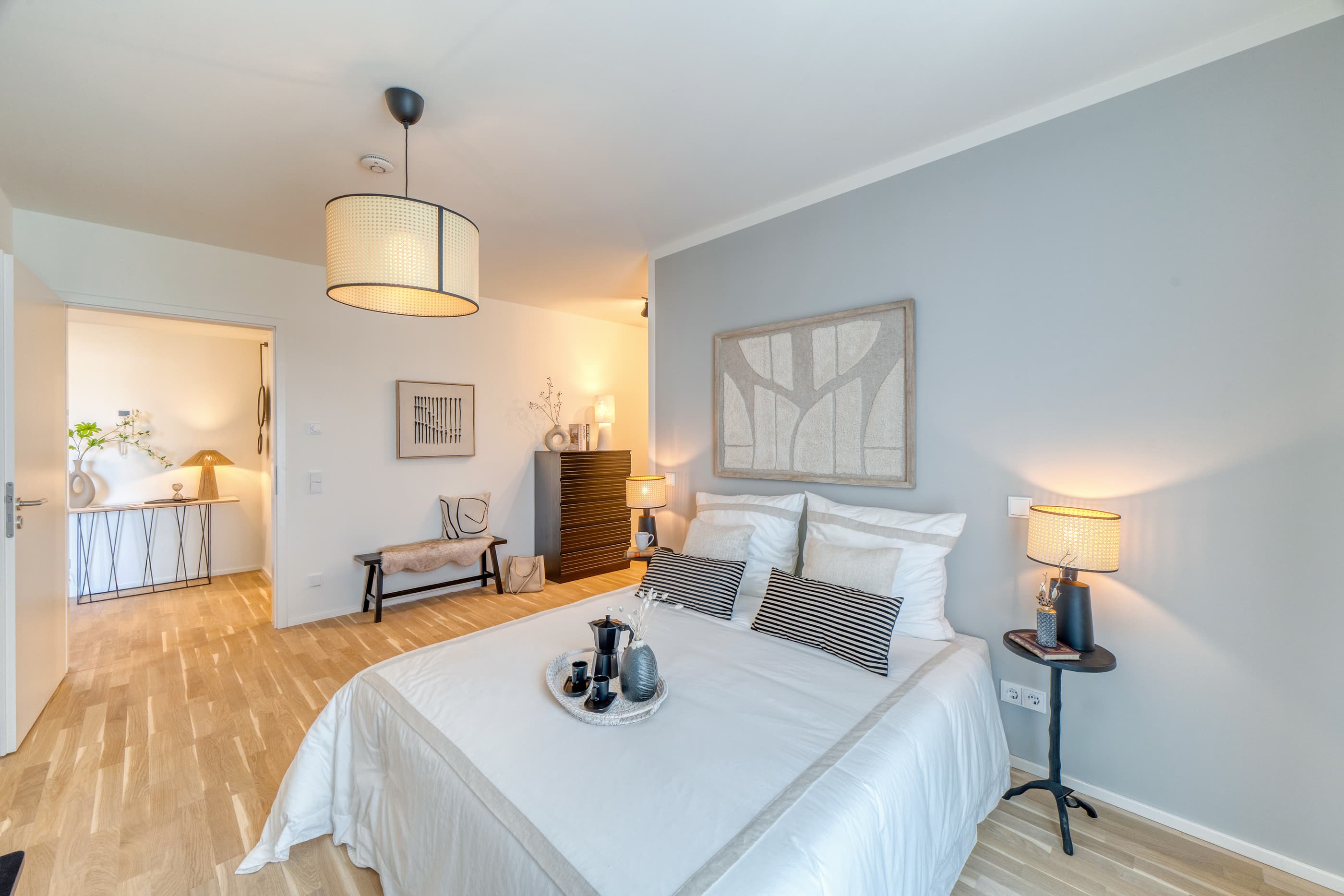 Schlafzimmer mit blauer Akzentwand