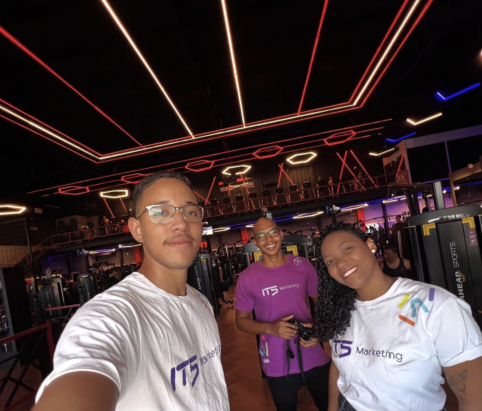 Equipe IT5 em produção de conteúdo para cliente do segmento fitness