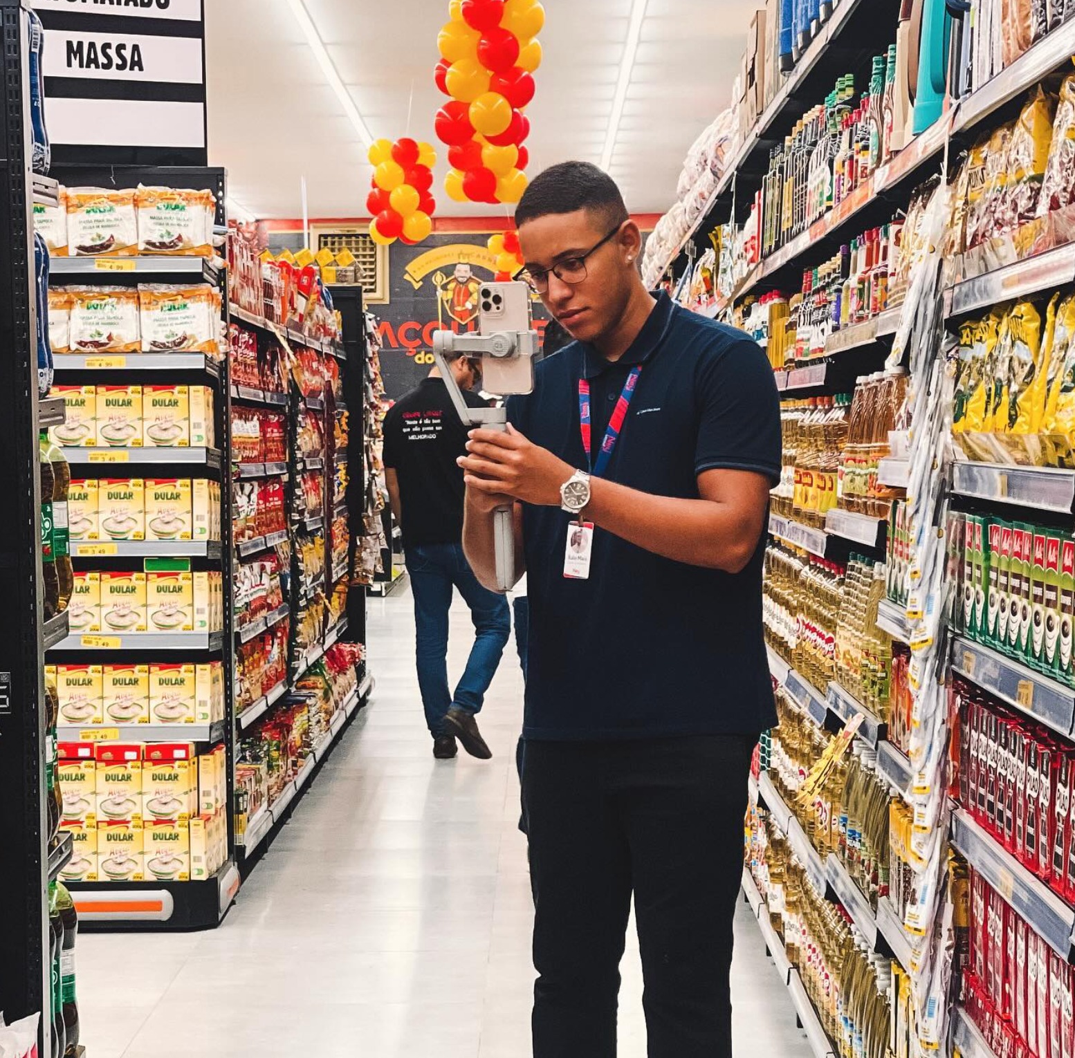 Equipe IT5 filmando conteúdo com gimbal dentro do supermercado
