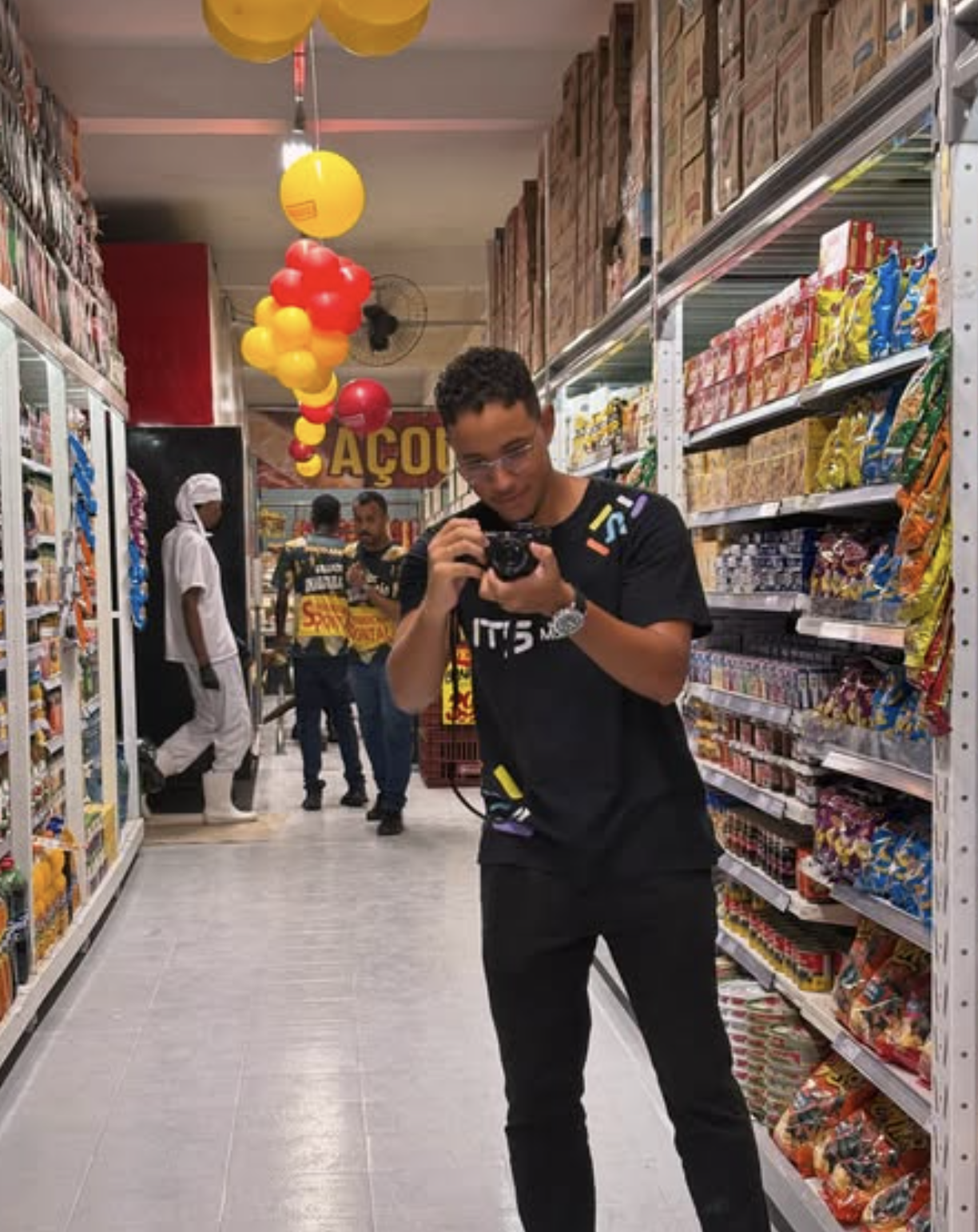 Ítalo Maia em produção fotográfica dentro do Viana Atacarejo