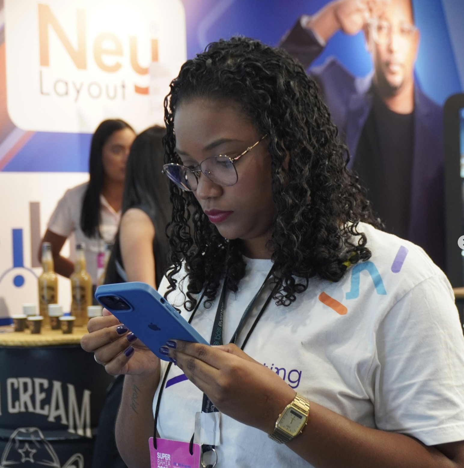 Equipe IT5 gerenciando redes sociais durante evento do Ney Layout