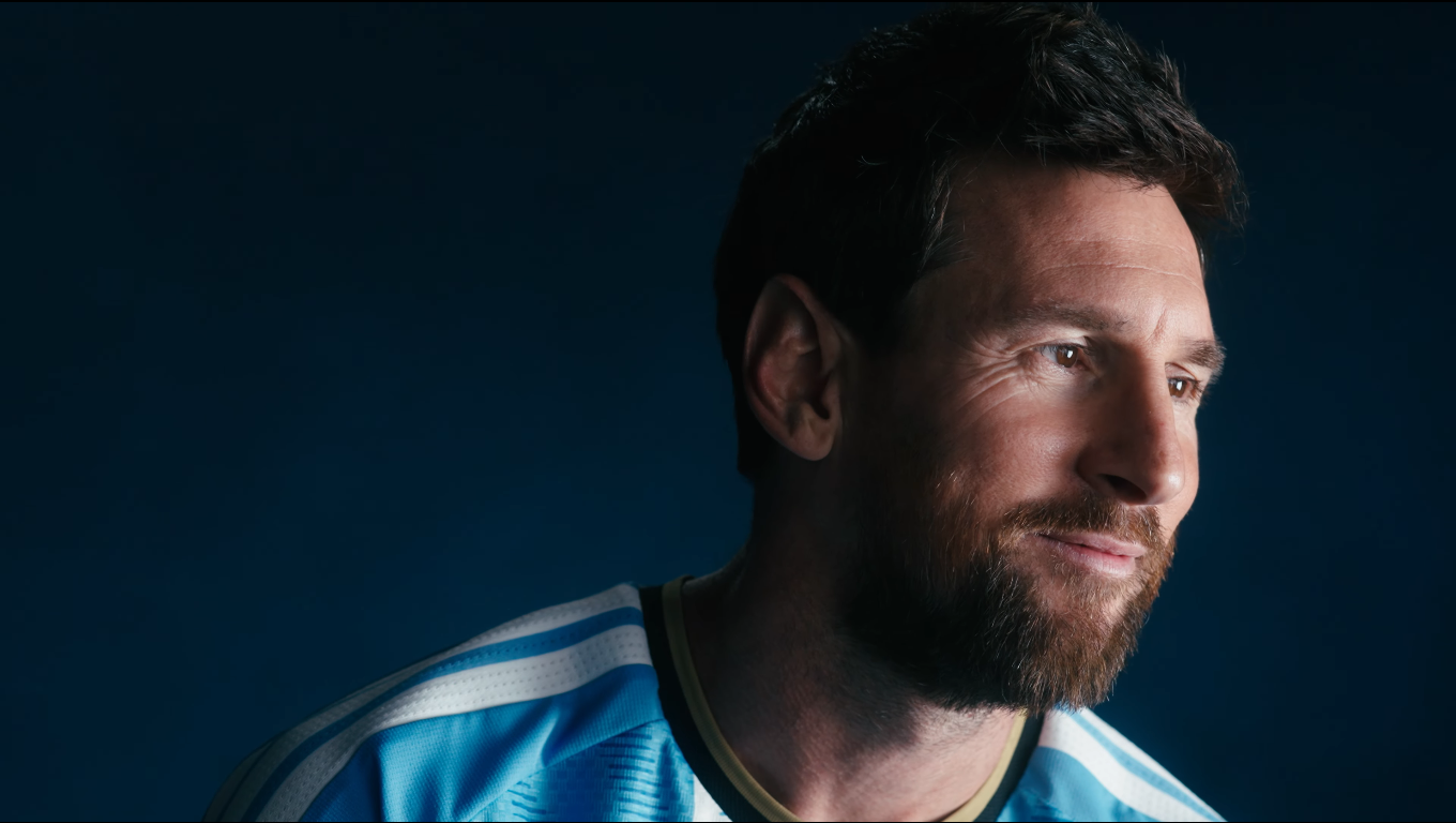 Lionel Messi en un retrato con la camiseta de la Selección Argentina