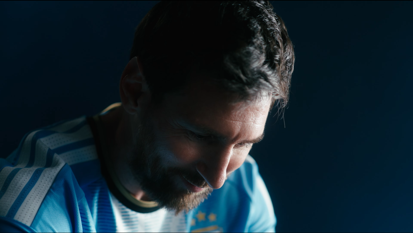 Messi con la mirada baja en un momento introspectivo