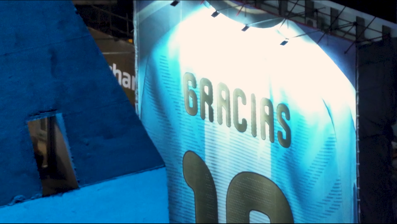 Detalle de la camiseta de Messi con la palabra Gracias