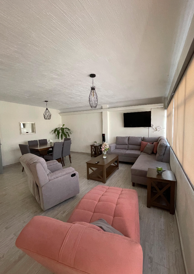 Sala de estar acogedora en Swan Recovery Home