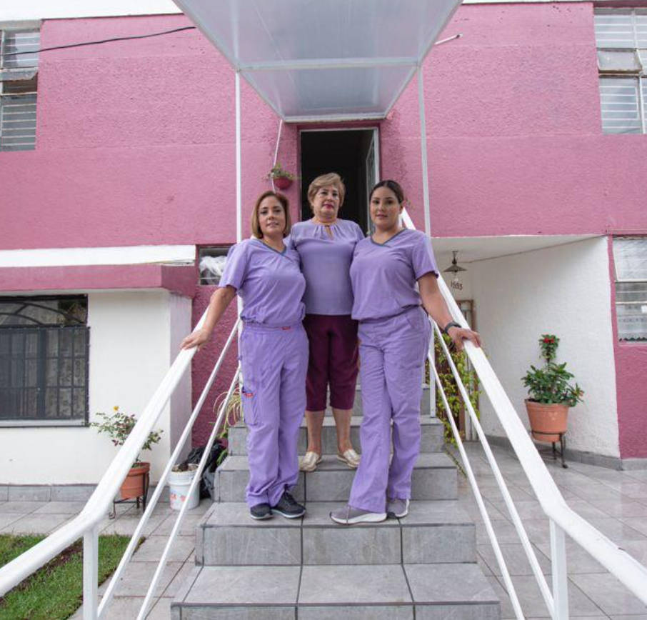 Fundadoras de Swan Recovery Home a la entrada de la casa