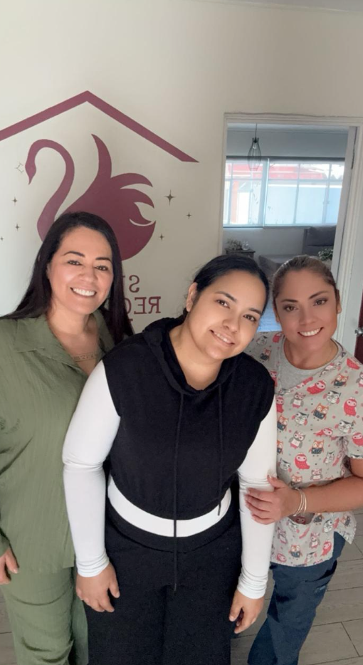Equipo de Swan Recovery Home con una paciente