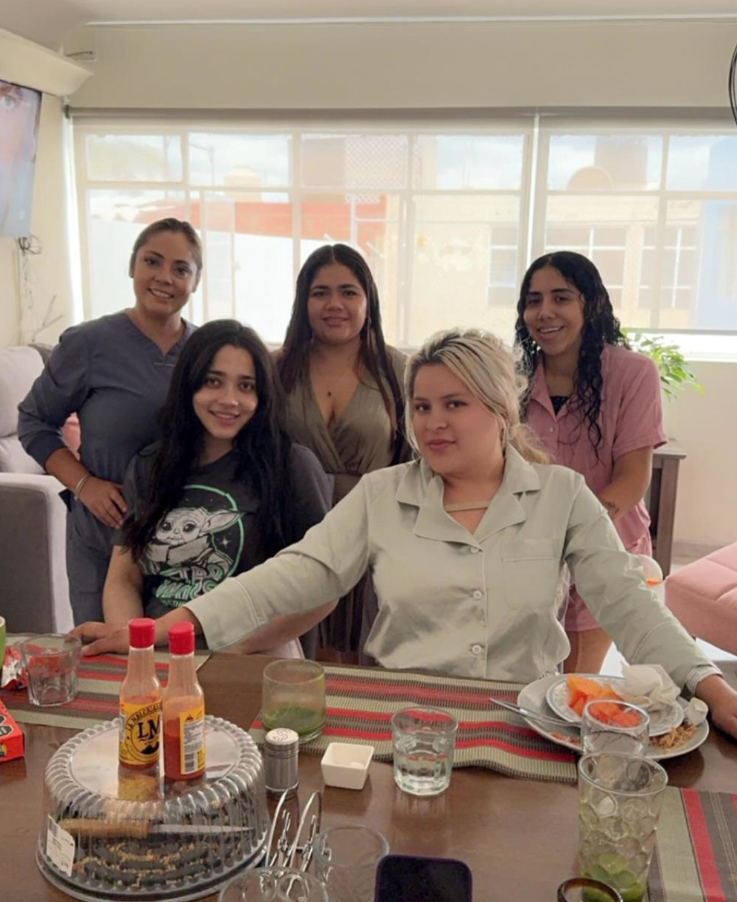 Pacientes y enfermera compartiendo en el comedor