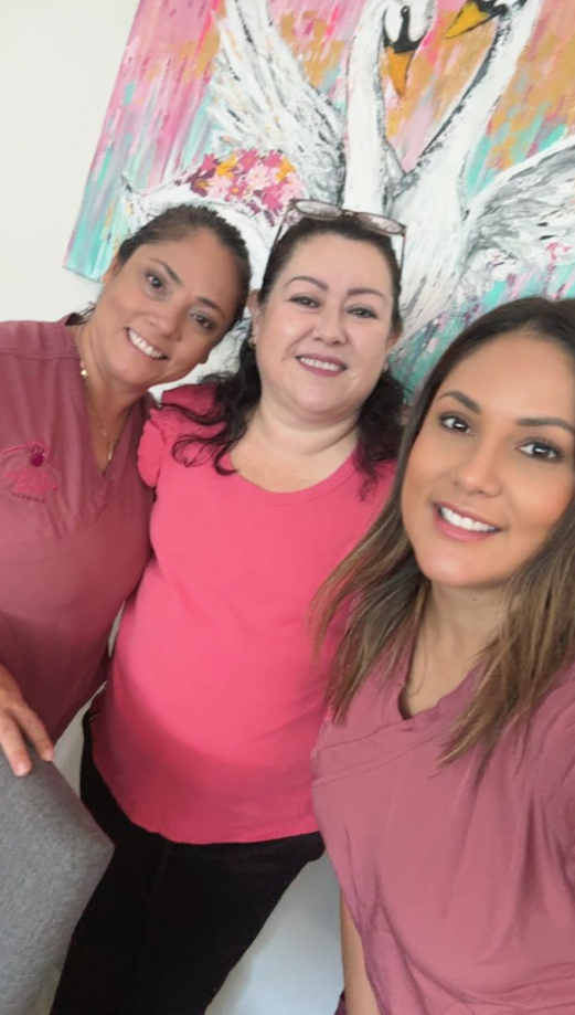 Pacientes y equipo junto al cuadro del cisne
