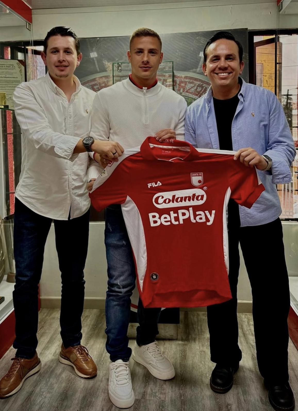 Representantes y futbolista durante una alianza para impulsar el desarrollo del jugador