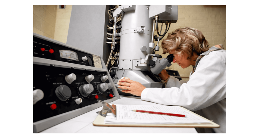 Estudiante de medicina investigando en laboratorio