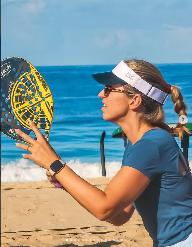 Jogadora em ação junto ao mar