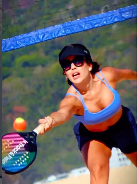 Jogadora avançando para rebater a bola