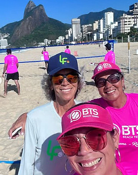 Autorretrato de três jogadoras de Beach Tennis