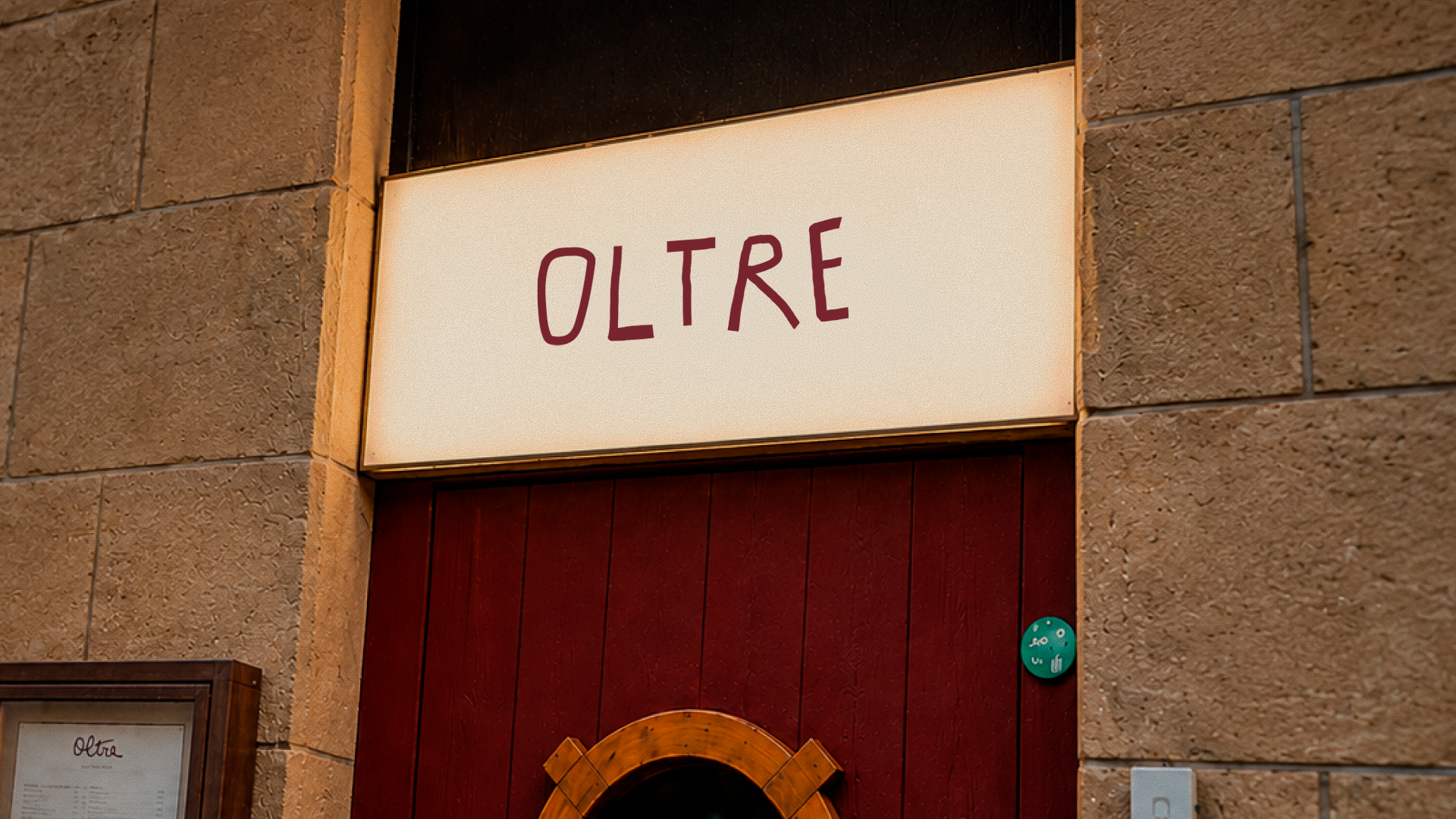 Cartel de Oltre en la entrada del restaurante.