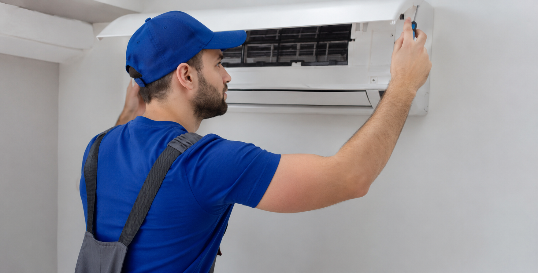 Técnico instalando ar condicionado