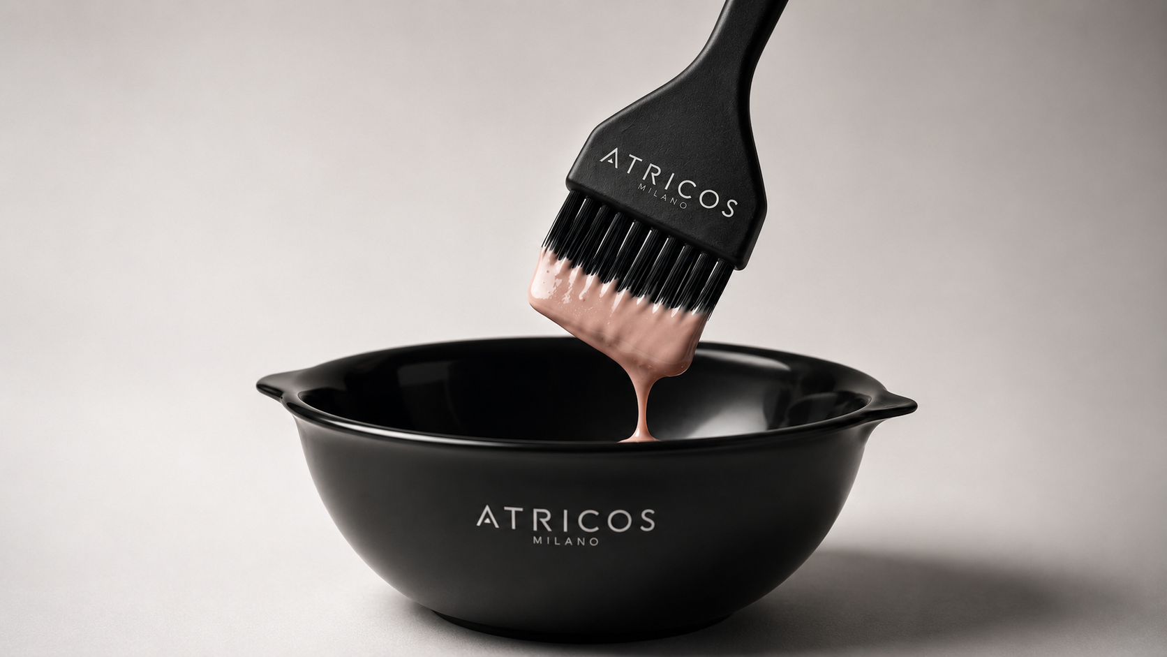 Brocha Atricos Milano con bowl negro aplicando color profesional