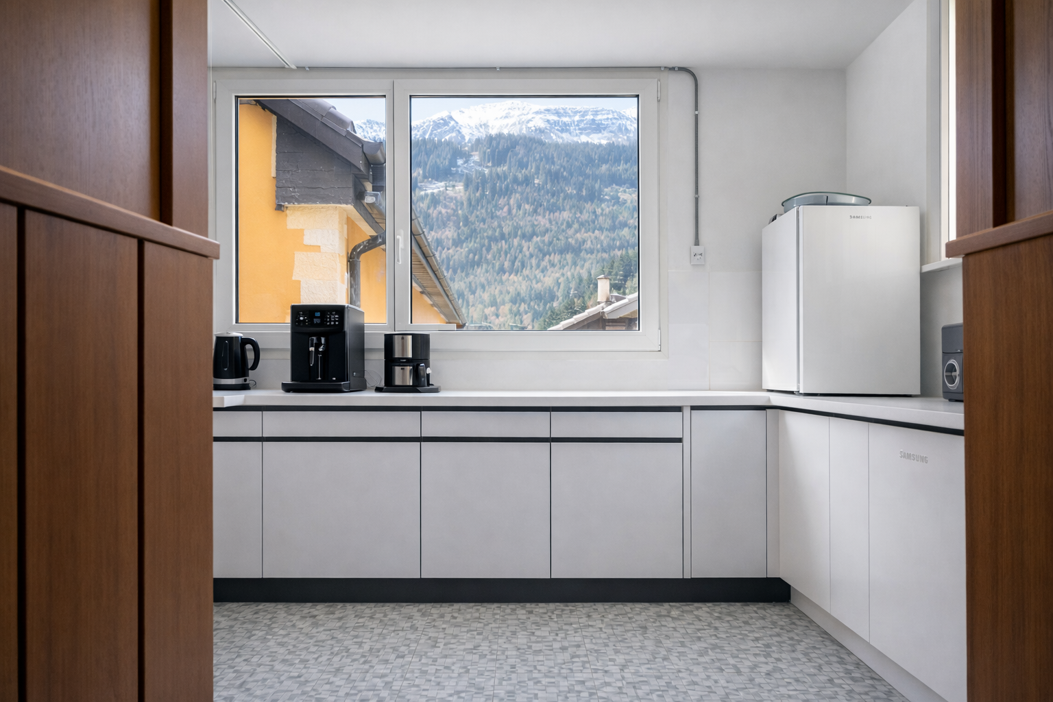 Cucina moderna con vista montagne