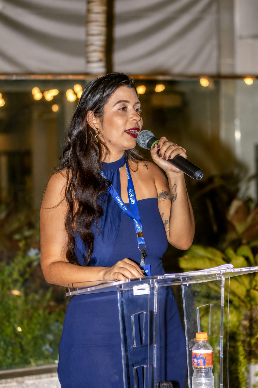 Thays Paz palestrando em evento institucional