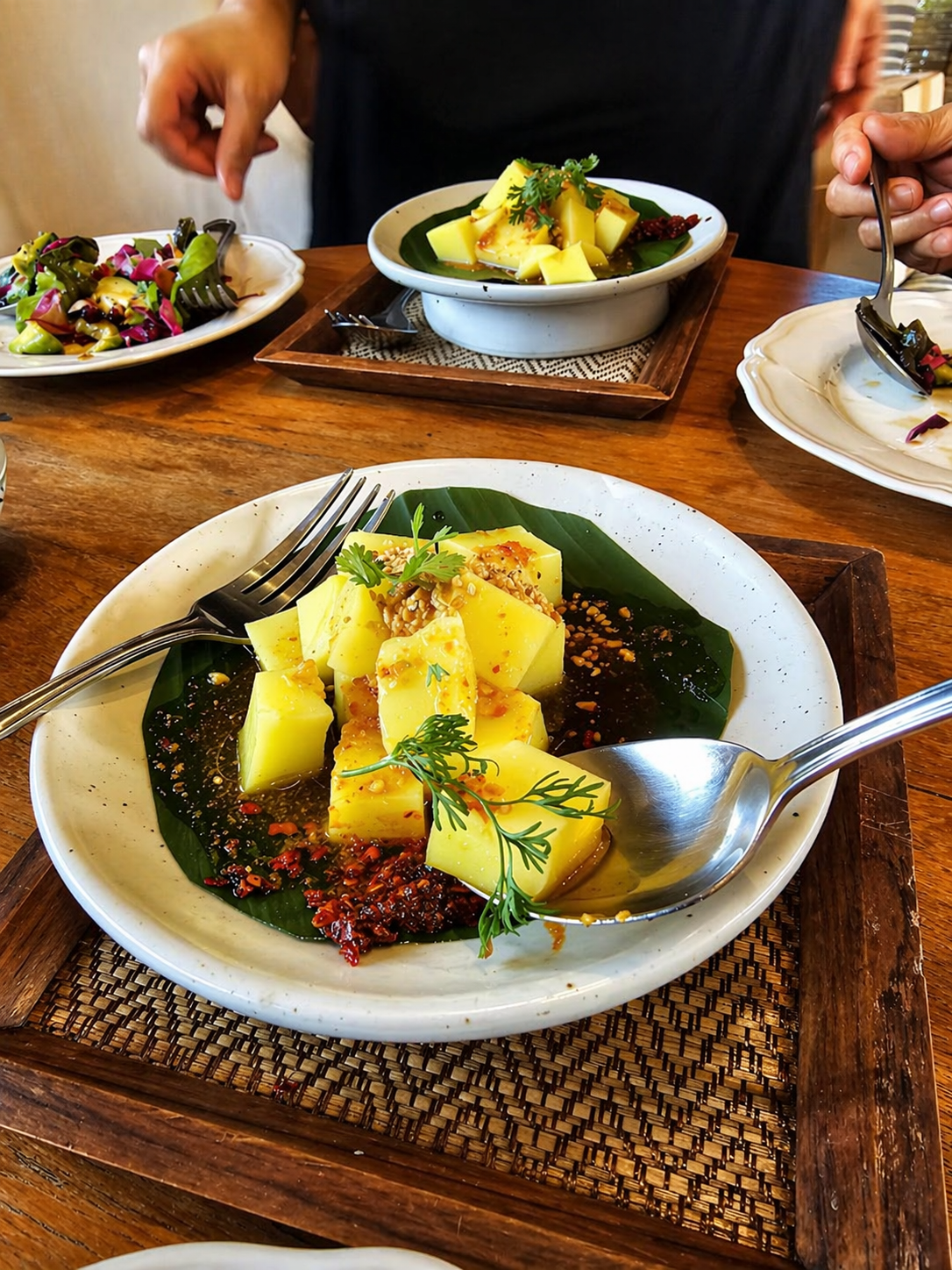 Fresh mango cubes with spicy Thai dipping sauce