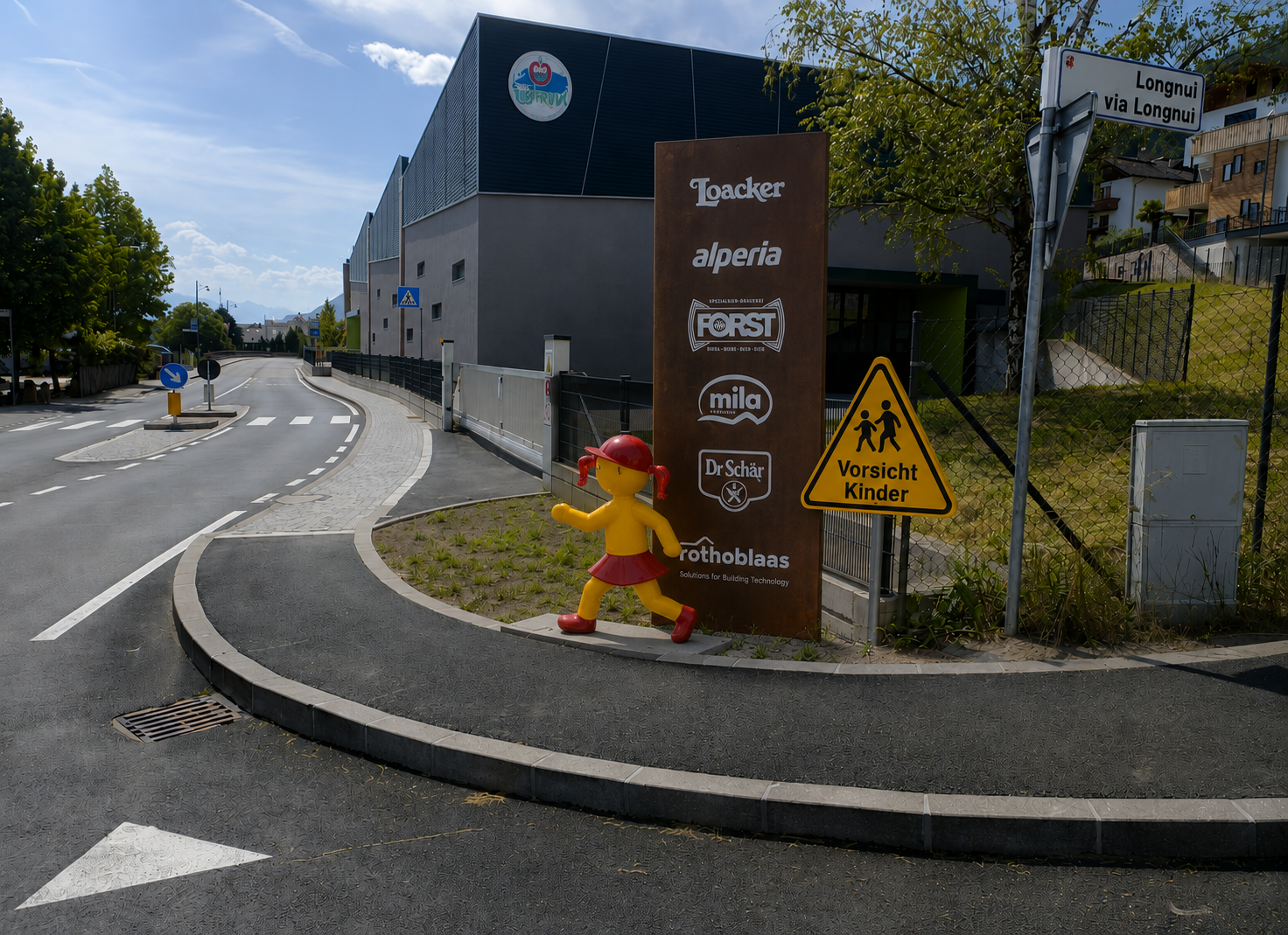 KidSecur Sponsorentafel mit Figur an einer Straßenkreuzung