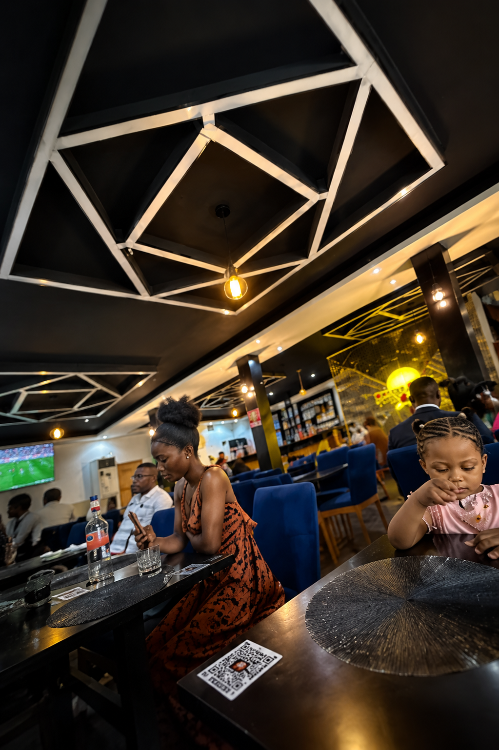 Lounge moderne avec ambiance chaleureuse