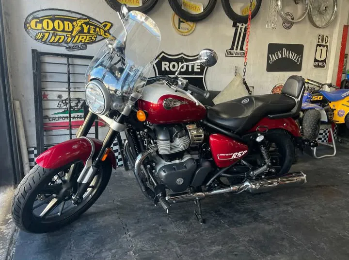 Royal Enfield Super Meteor roja con parabrisas
