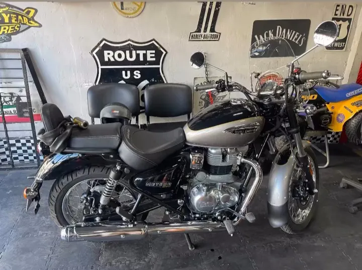 Royal Enfield Meteor con respaldo