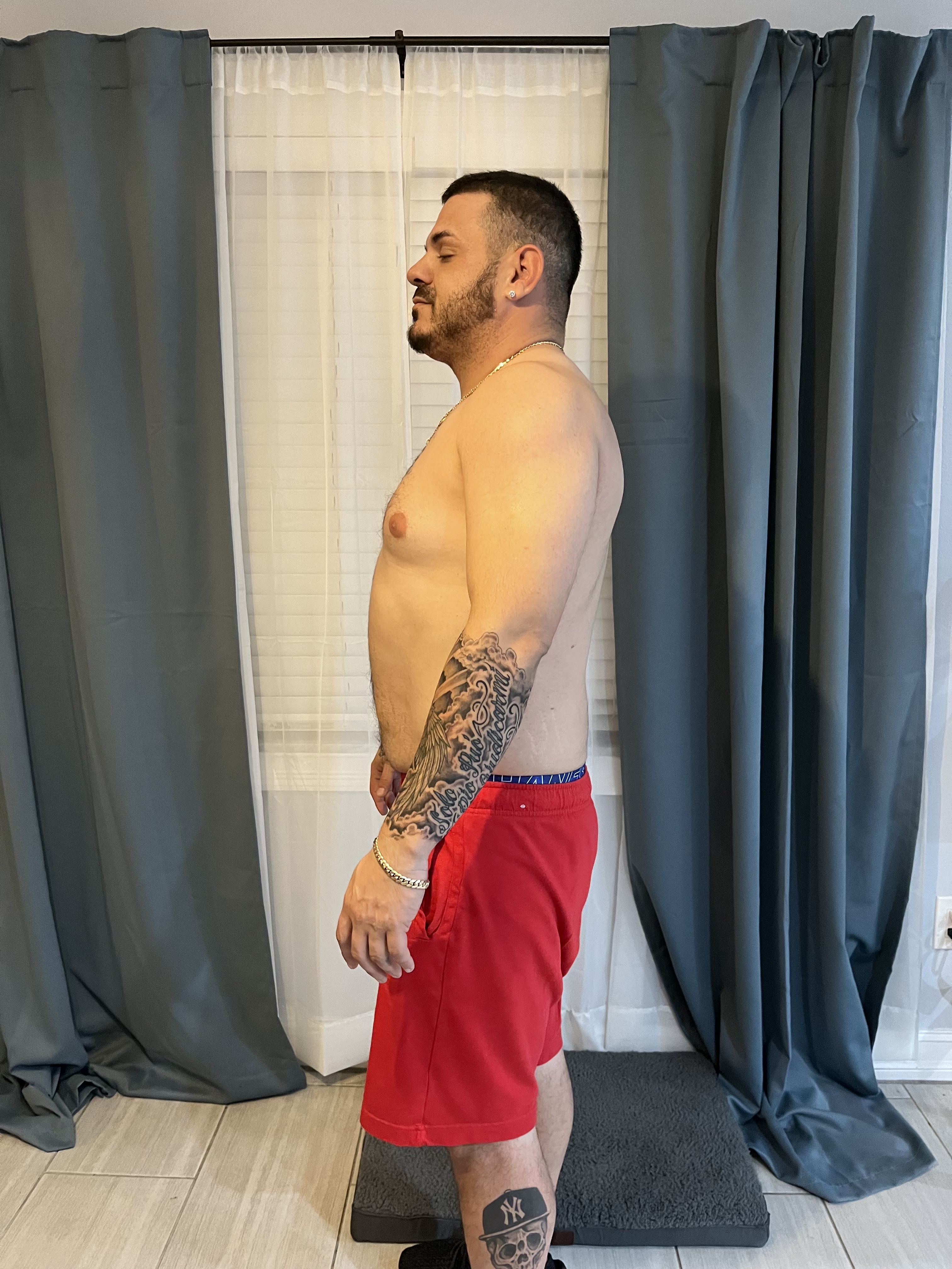 Same client — side profile before training with Ernesto