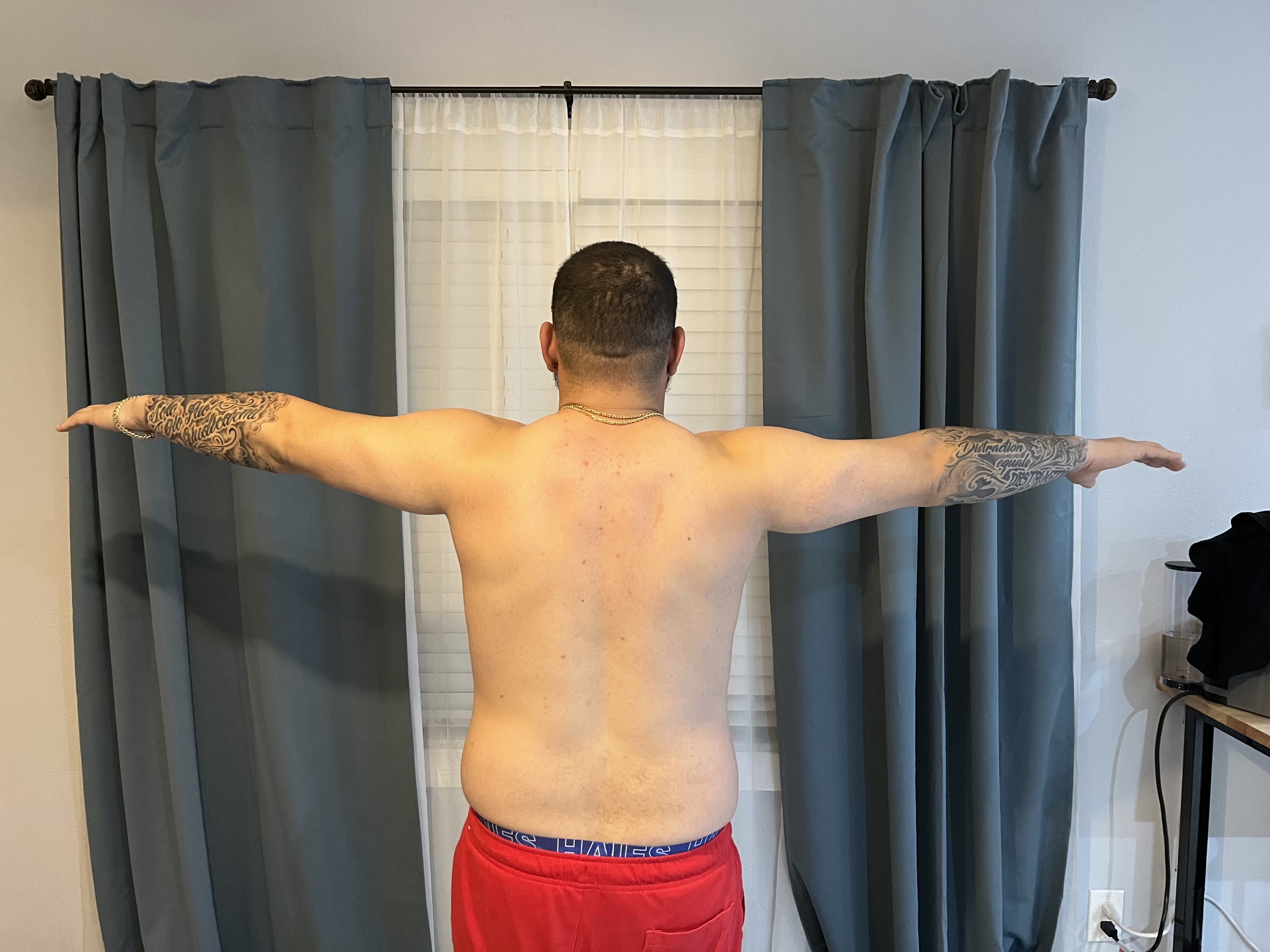 Same client — back view before training with Ernesto