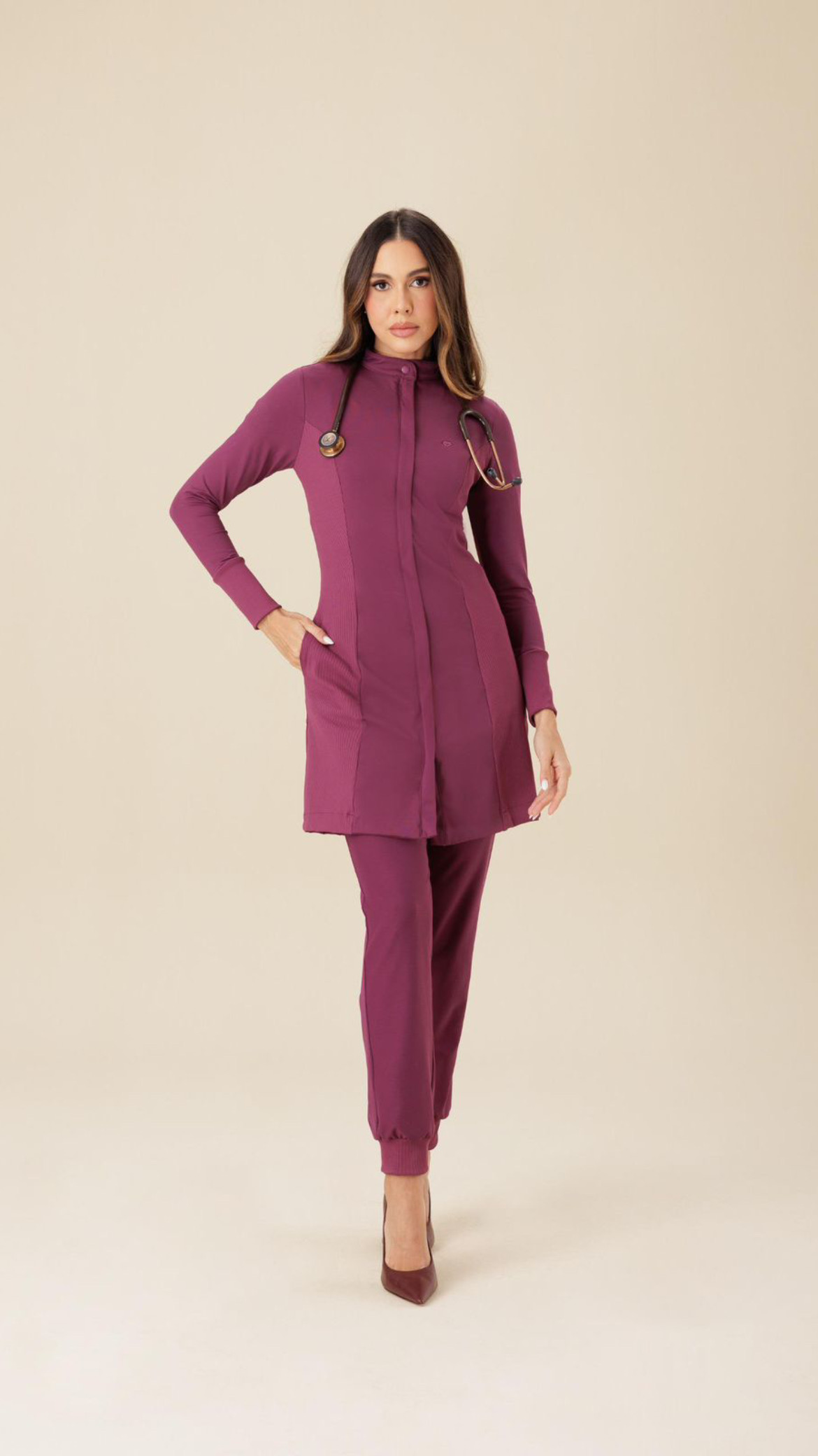 Jaleco roxo feminino com estetoscópio